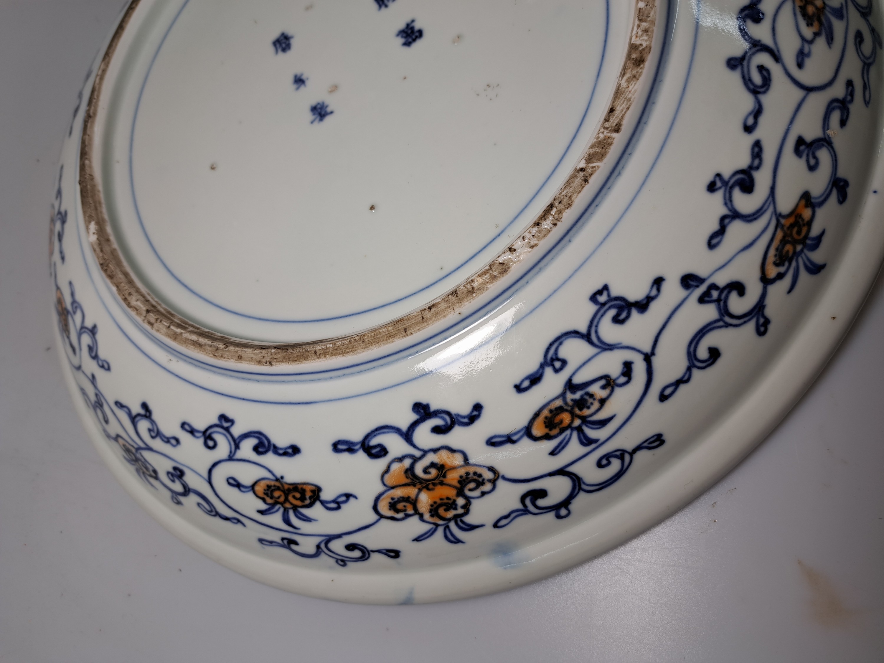 Detail o: Paar Teller, China, um 1900,, Porzellan, unterglasurblauer Dekor, Rot und Golden gehöht, Blumendekor, leicht berieben, D. 41.5 cm