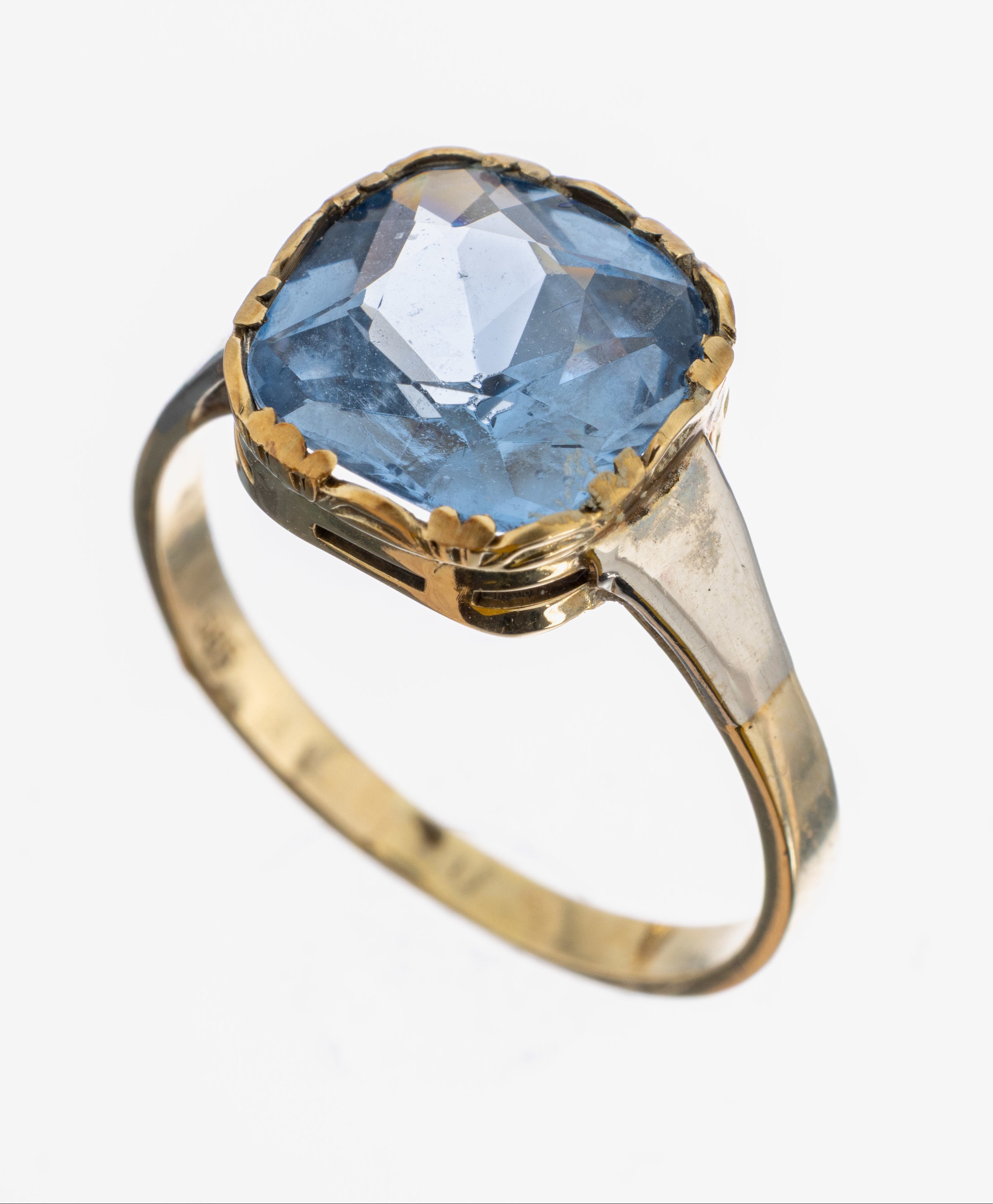 Image 27010507 - 14 kt Gold Farbstein-Ring, GG/WG 585/000, facett. synth. Spinell, RW 59, ca. 3.6 g ...