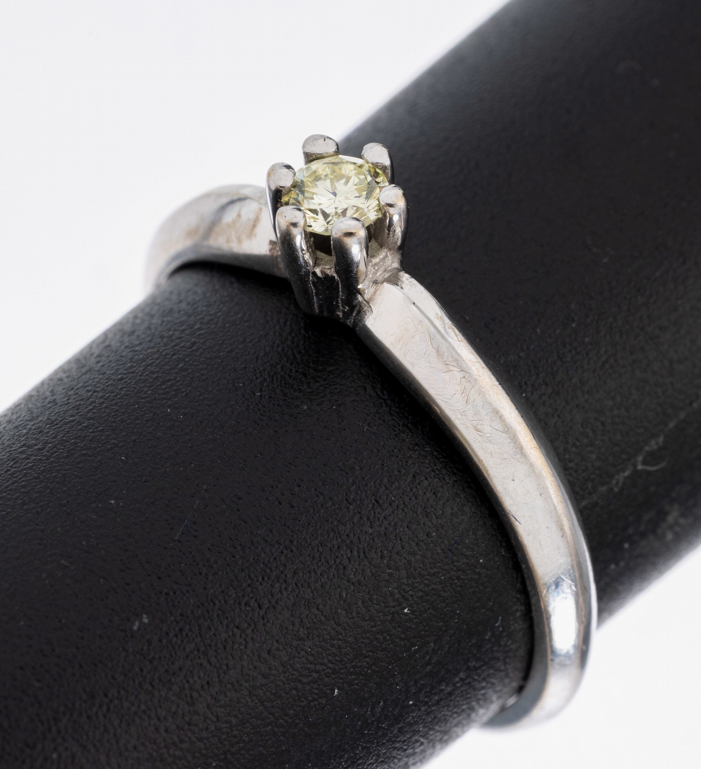 Image 27010526 - 14 kt Gold Brillant-Ring, WG 585/000, Brillant ca. 0.15 ct fancy light Yellow/si, RW57, ...