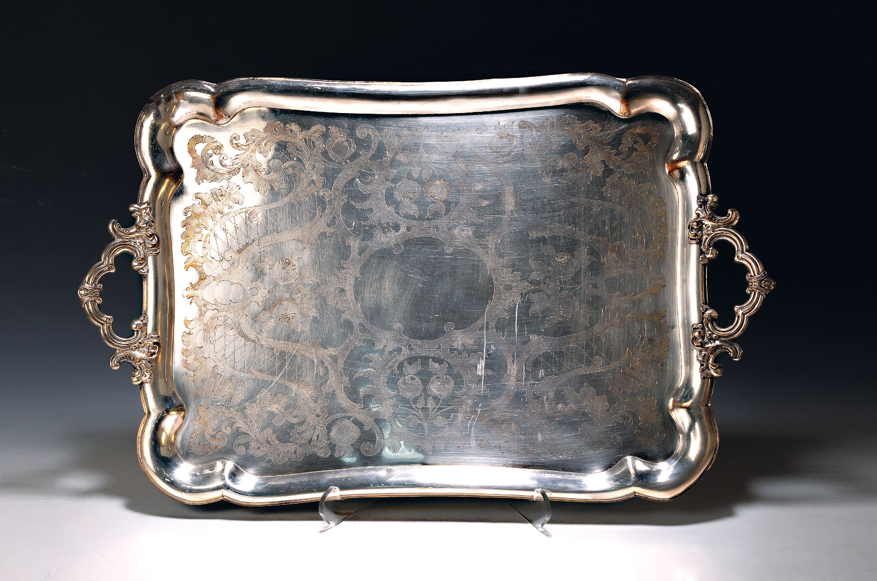 Image 27010527 - Großes Tablett, Mitte 19. Jh., Metall versilbert, reich graviert mit Rocaillen und ...