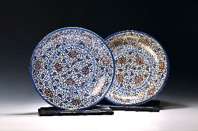 Image Paar Teller, China, um 1900, , Porzellan, unterglasurblauer Dekor, Rot und Golden ...