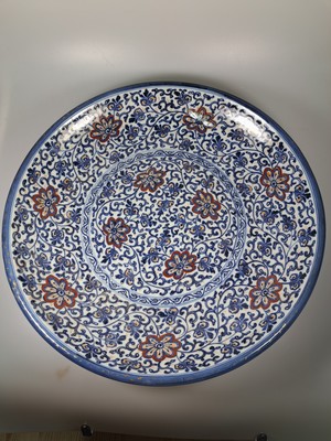 27010504a - Paar Teller, China, um 1900, , Porzellan, unterglasurblauer Dekor, Rot und Golden ...