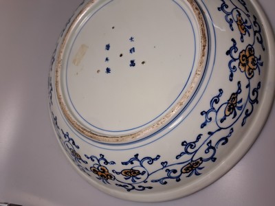 27010504g - Paar Teller, China, um 1900, , Porzellan, unterglasurblauer Dekor, Rot und Golden ...