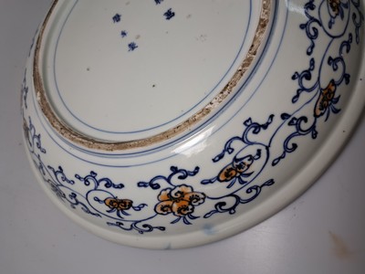 27010504o - Paar Teller, China, um 1900, , Porzellan, unterglasurblauer Dekor, Rot und Golden ...