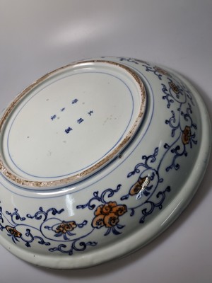 27010504p - Paar Teller, China, um 1900, , Porzellan, unterglasurblauer Dekor, Rot und Golden ...