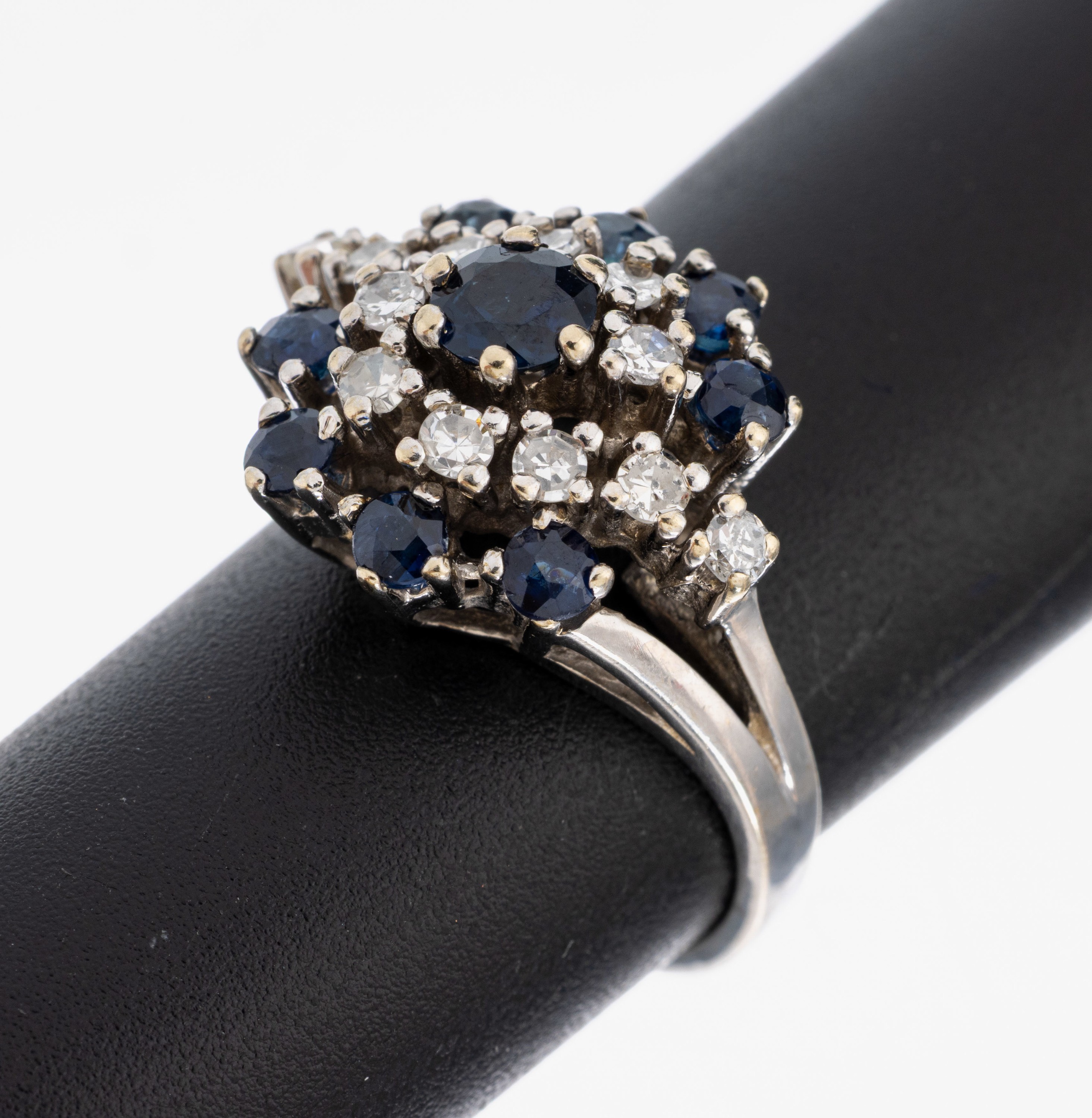 Image 27010620 - 14 kt Gold Saphir-Diamant-Ring, WG 585/000,7 rundfacett. Saphire zus. ca. 0.80 ct, 12 ...