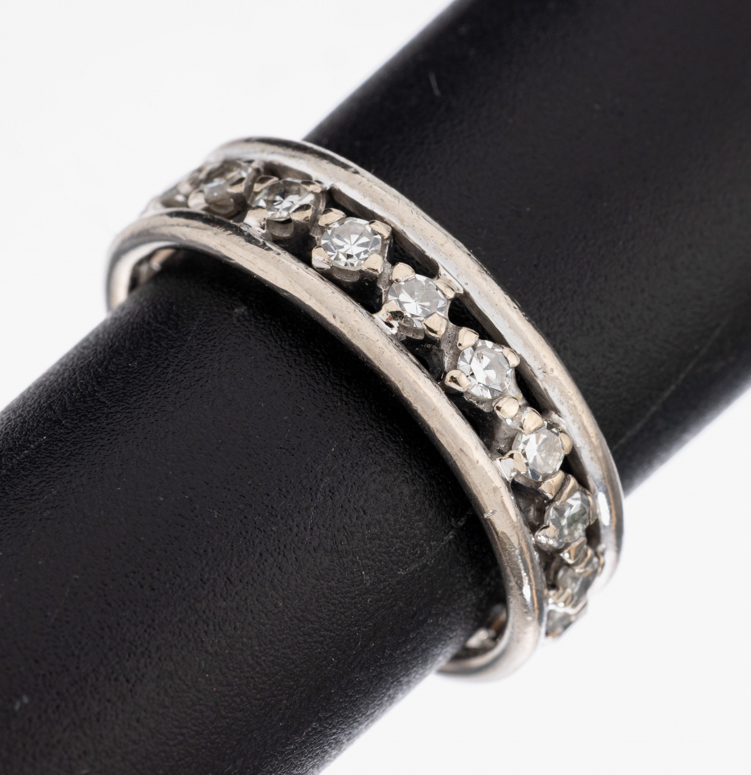 Image 27010622 - 14 kt Gold Diamant-Ring, WG 585/000 gepr., durchbrochen gearbeitet, 20 8/8-Diamanten ...