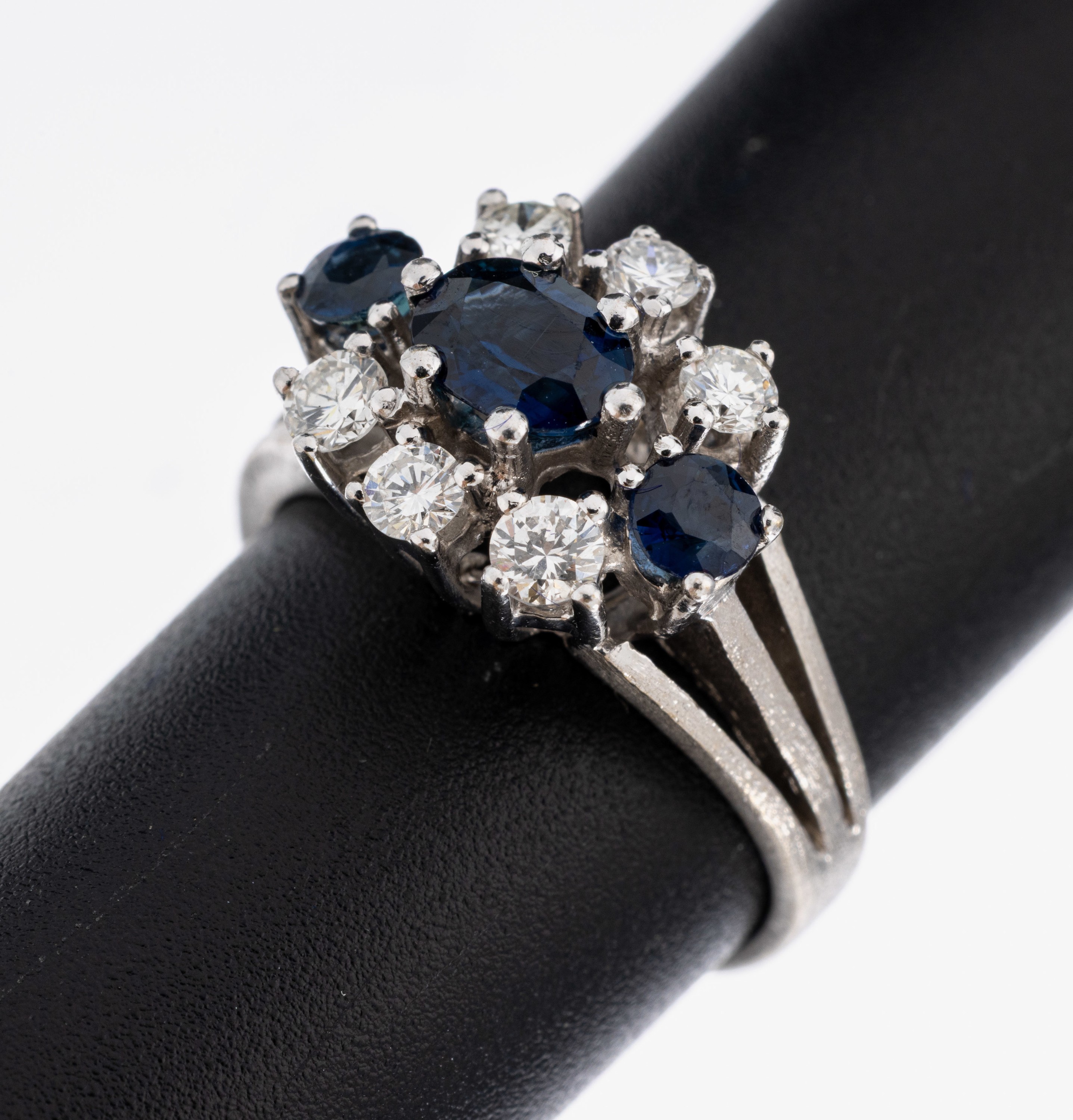 Image 27010625 - 14 kt Gold Saphir-Brillant-Ring, WG 585/000, 1 ovalfacett. und 2 rundfacett. Saphire ...