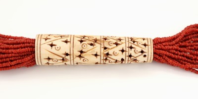 27010645a - Ausgefallenes Korallen-Collier, vermutlich aus Afrika, Seitenstränge 20 rhg., ...