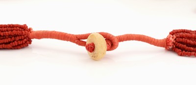 27010645c - Ausgefallenes Korallen-Collier, vermutlich aus Afrika, Seitenstränge 20 rhg., ...