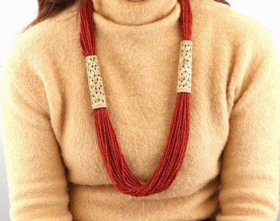 27010645d - Ausgefallenes Korallen-Collier, vermutlich aus Afrika, Seitenstränge 20 rhg., ...