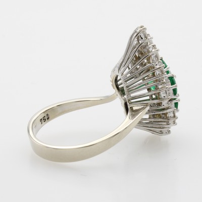 27010903a - Ring mit Smaragden und Diamanten, WG 750/000, 7 Smaragde zus. ca. 1.05 ct, ...