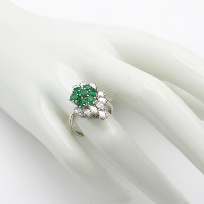 27010903b - Ring mit Smaragden und Diamanten, WG 750/000, 7 Smaragde zus. ca. 1.05 ct, ...