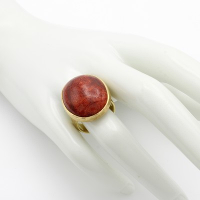 27010907b - Ring mit Schaumkoralle, GG 750/000, strichmatt., ovale Koralle, RW ca. 55, Versand nur ...