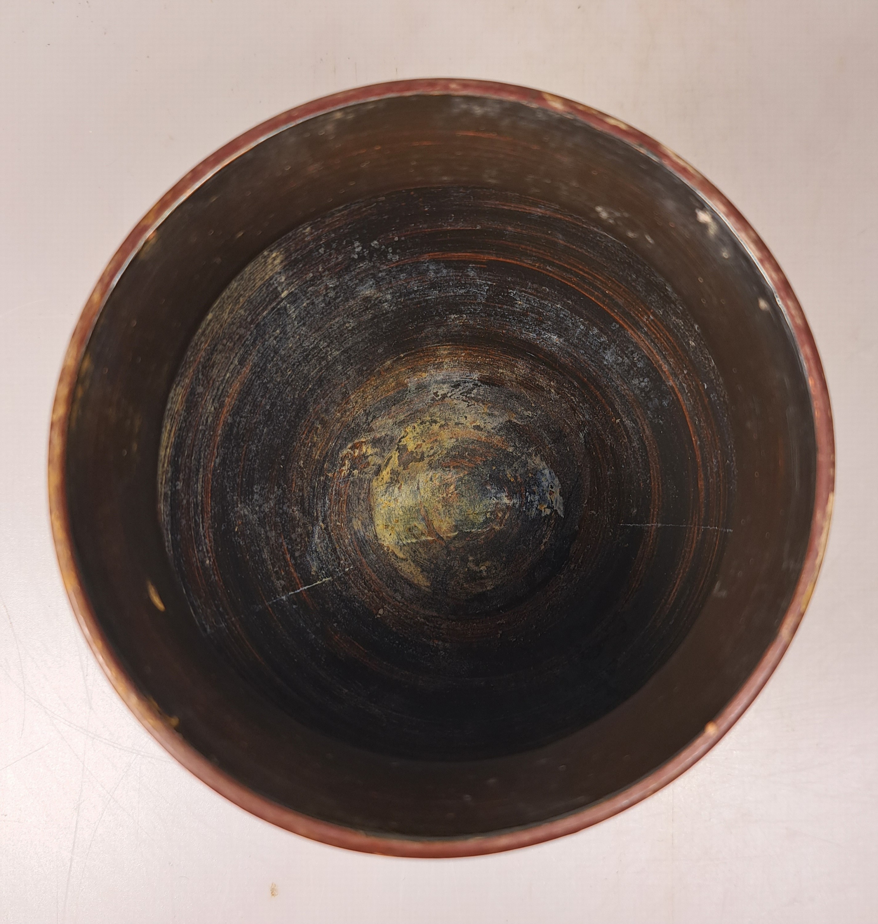 Detail b: Becher/Gefäß nach attischem Vorbild, Keramik, Historismus, um 1880, henkelloses Gefäß, Vorder- und Rückseite mit je einem Stierpaar bemalt, ...