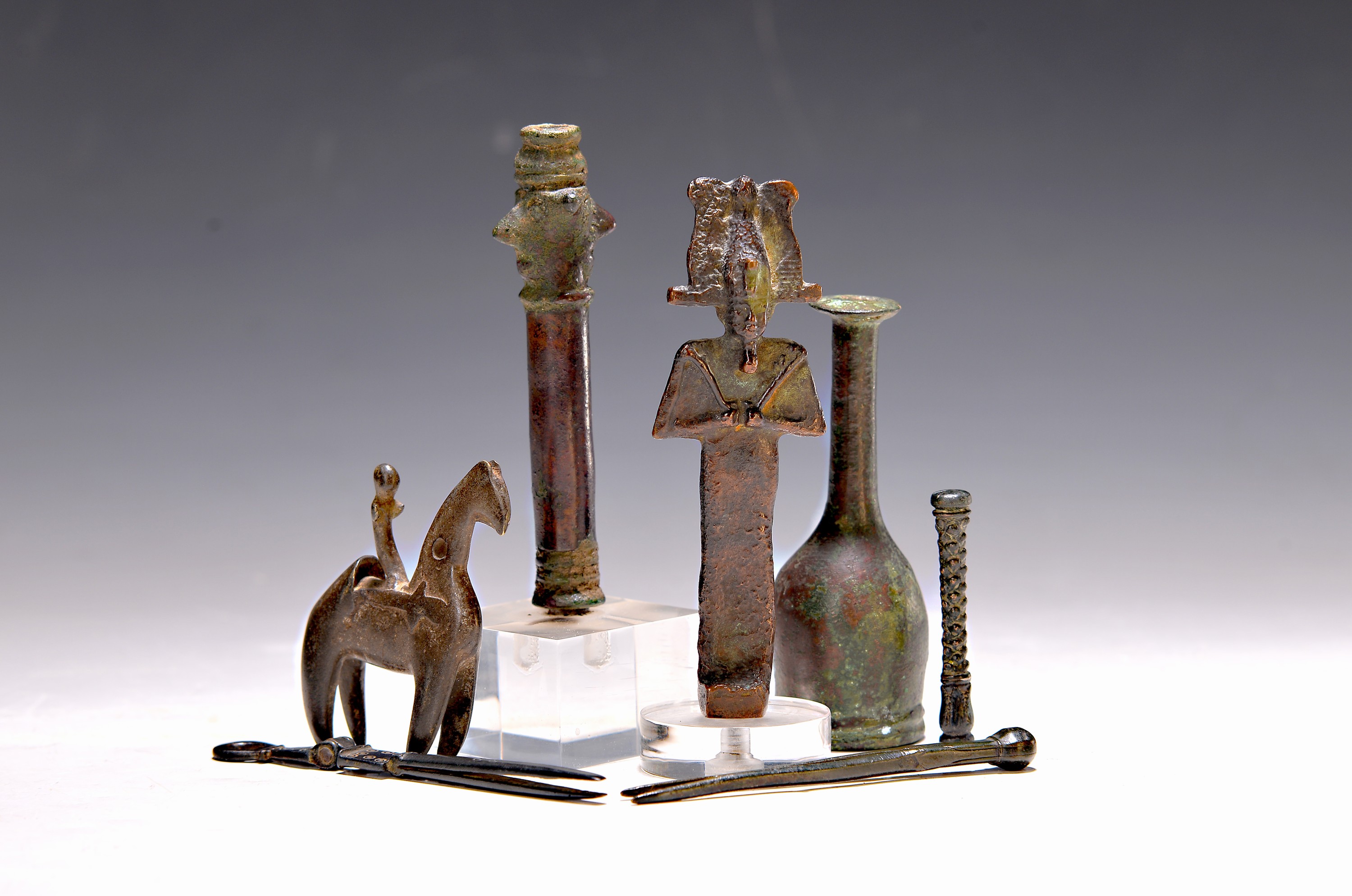 Image 27011091 - Sieben Artefakte, nach antikem Vorbild, wohl 19. Jh. und später, u.a. Röhrenidol, nach ...
