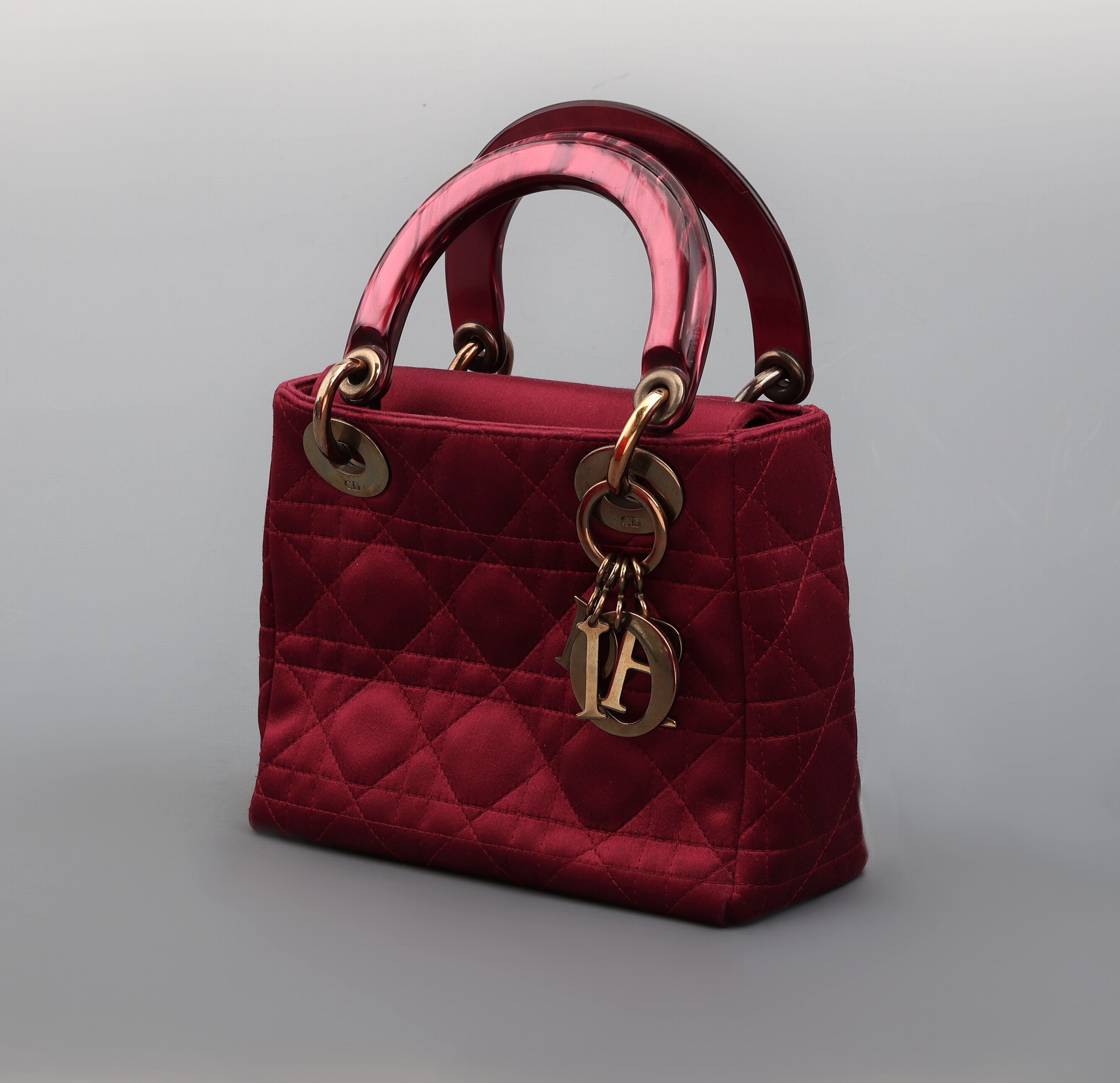 Detail a: DIOR Lady Mini vintage, Chrystal Silk/SatinTasche, bourdeauxfarbenes Seide/Satin, typ. Karostepp, Tragegriffe mit Perlmutteffekt, abhängende ...
