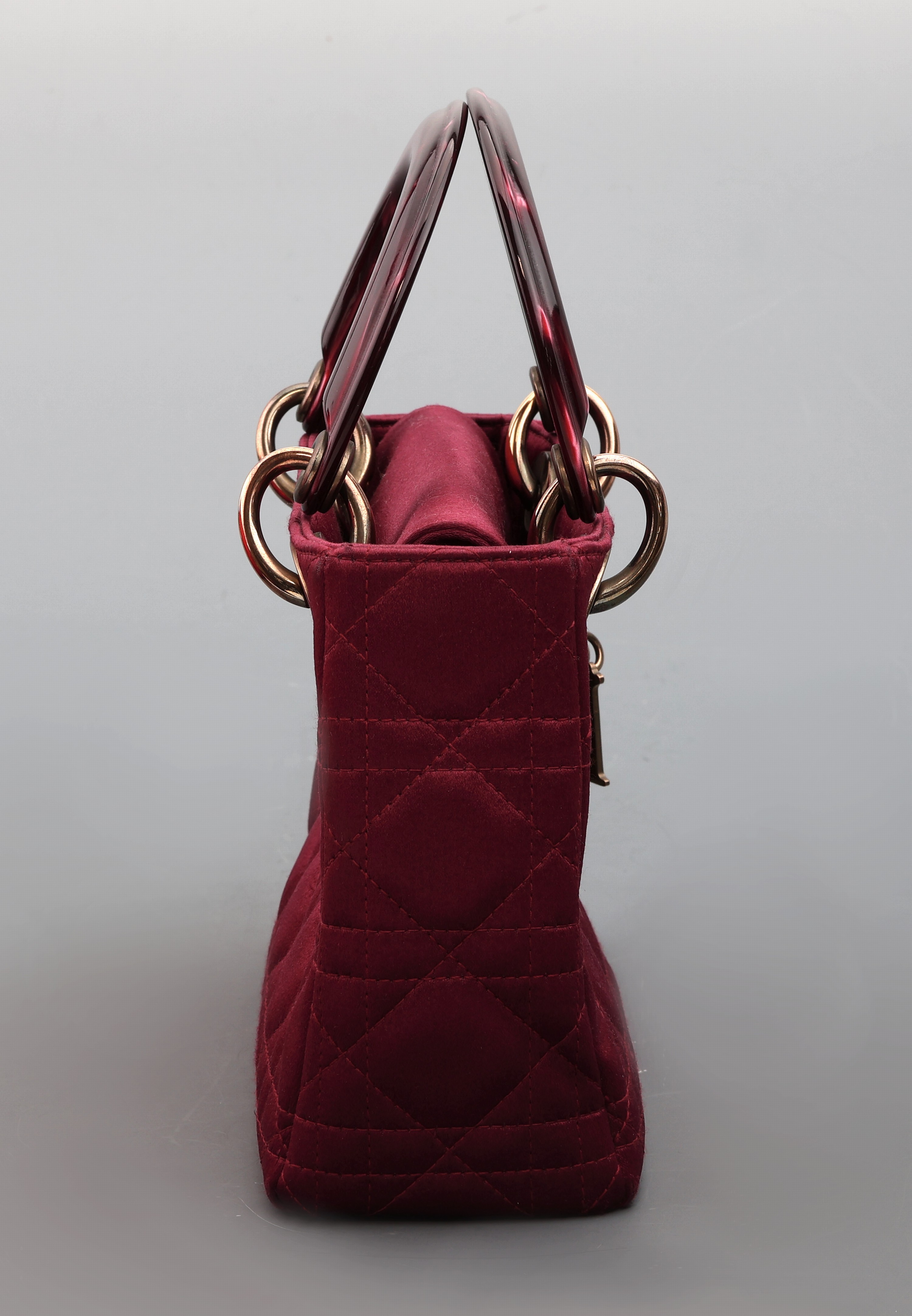 Detail c: DIOR Lady Mini vintage, Chrystal Silk/SatinTasche, bourdeauxfarbenes Seide/Satin, typ. Karostepp, Tragegriffe mit Perlmutteffekt, abhängende ...