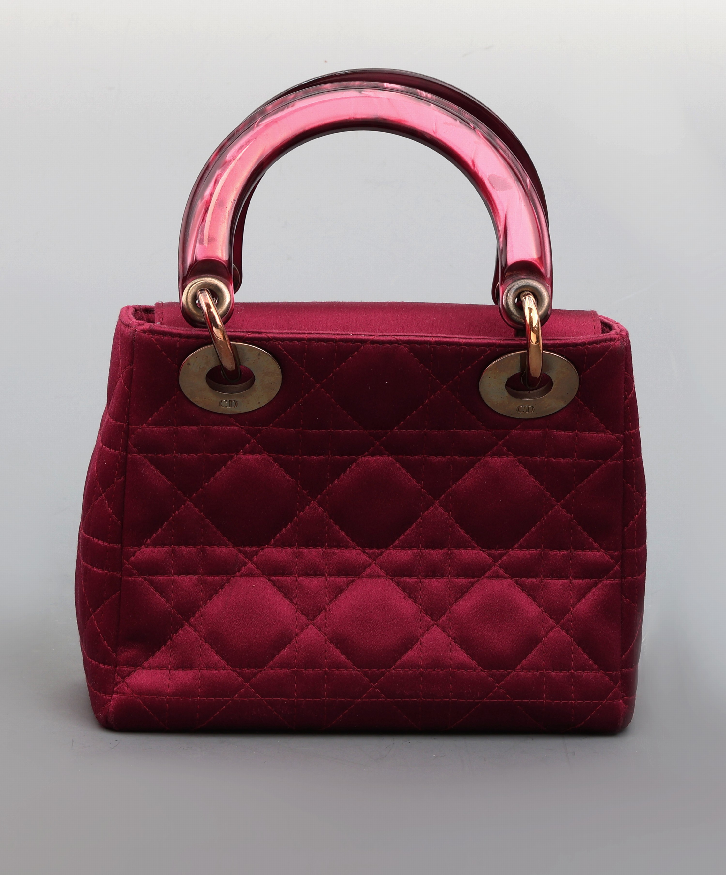 Detail d: DIOR Lady Mini vintage, Chrystal Silk/SatinTasche, bourdeauxfarbenes Seide/Satin, typ. Karostepp, Tragegriffe mit Perlmutteffekt, abhängende ...