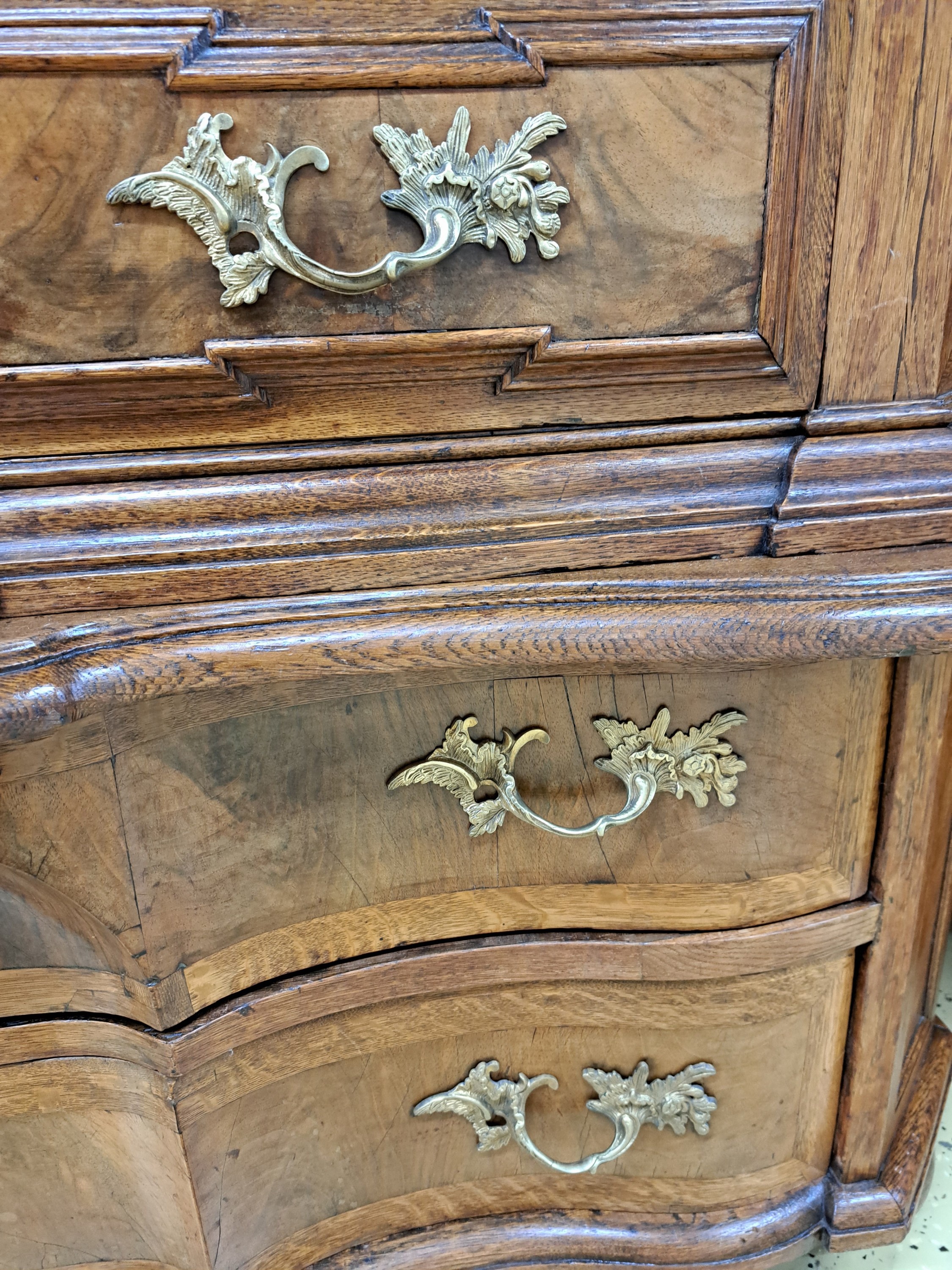 Detail p: Dreischübige Kommode mit zweitürigem Schrankaufsatz, Braunschweig, um 1730/40, Eiche und Fichte massiv und z.T. Nußbaumfurnier, Profile in Eiche ...