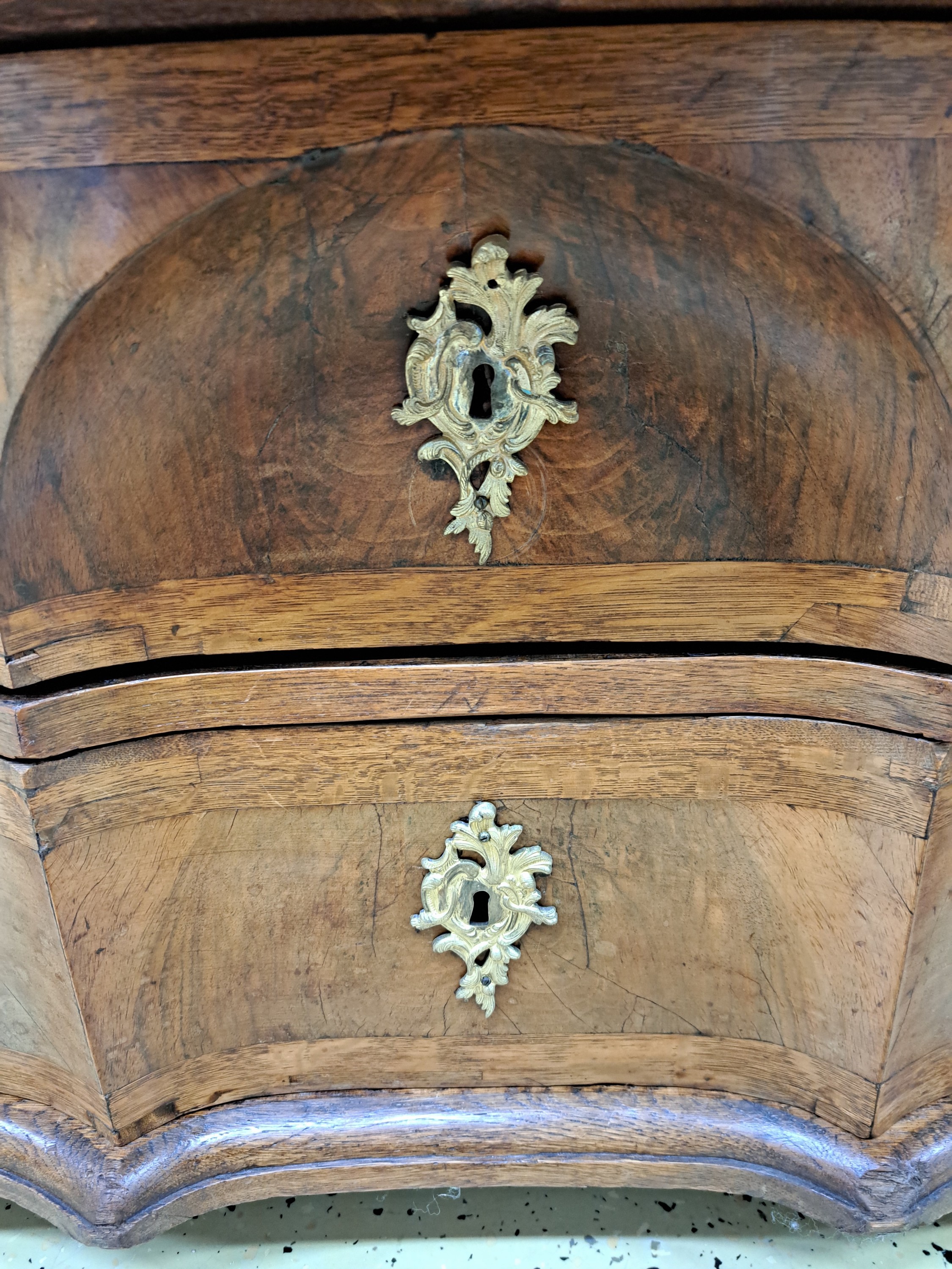 Detail q: Dreischübige Kommode mit zweitürigem Schrankaufsatz, Braunschweig, um 1730/40, Eiche und Fichte massiv und z.T. Nußbaumfurnier, Profile in Eiche ...