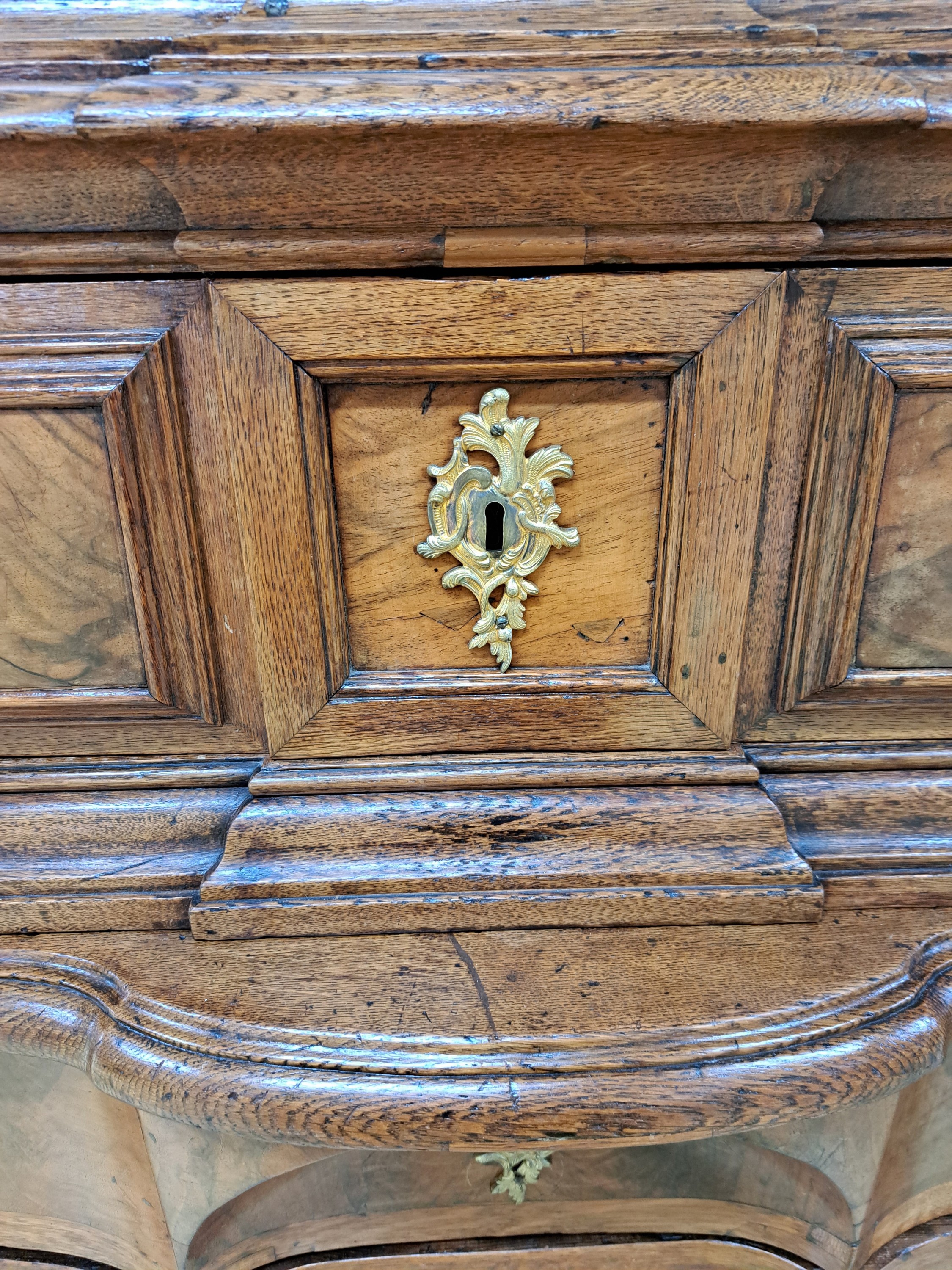 Detail r: Dreischübige Kommode mit zweitürigem Schrankaufsatz, Braunschweig, um 1730/40, Eiche und Fichte massiv und z.T. Nußbaumfurnier, Profile in Eiche ...