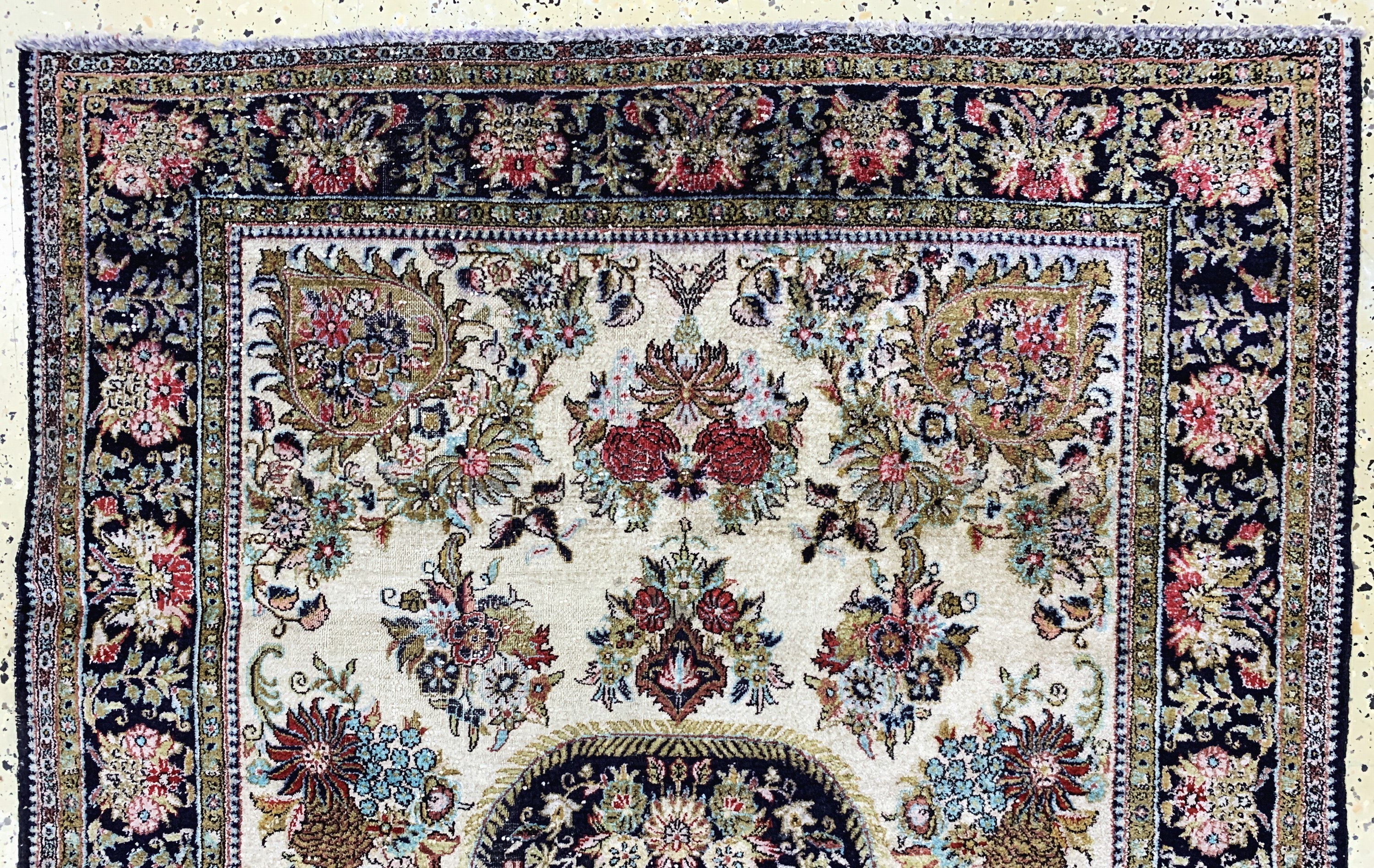 Detail a: Ghom Seide, Persien, Mitte 20.Jhd, reine Naturseide, ca. 165 x 110 cm, verfärbt, EHZ: 3