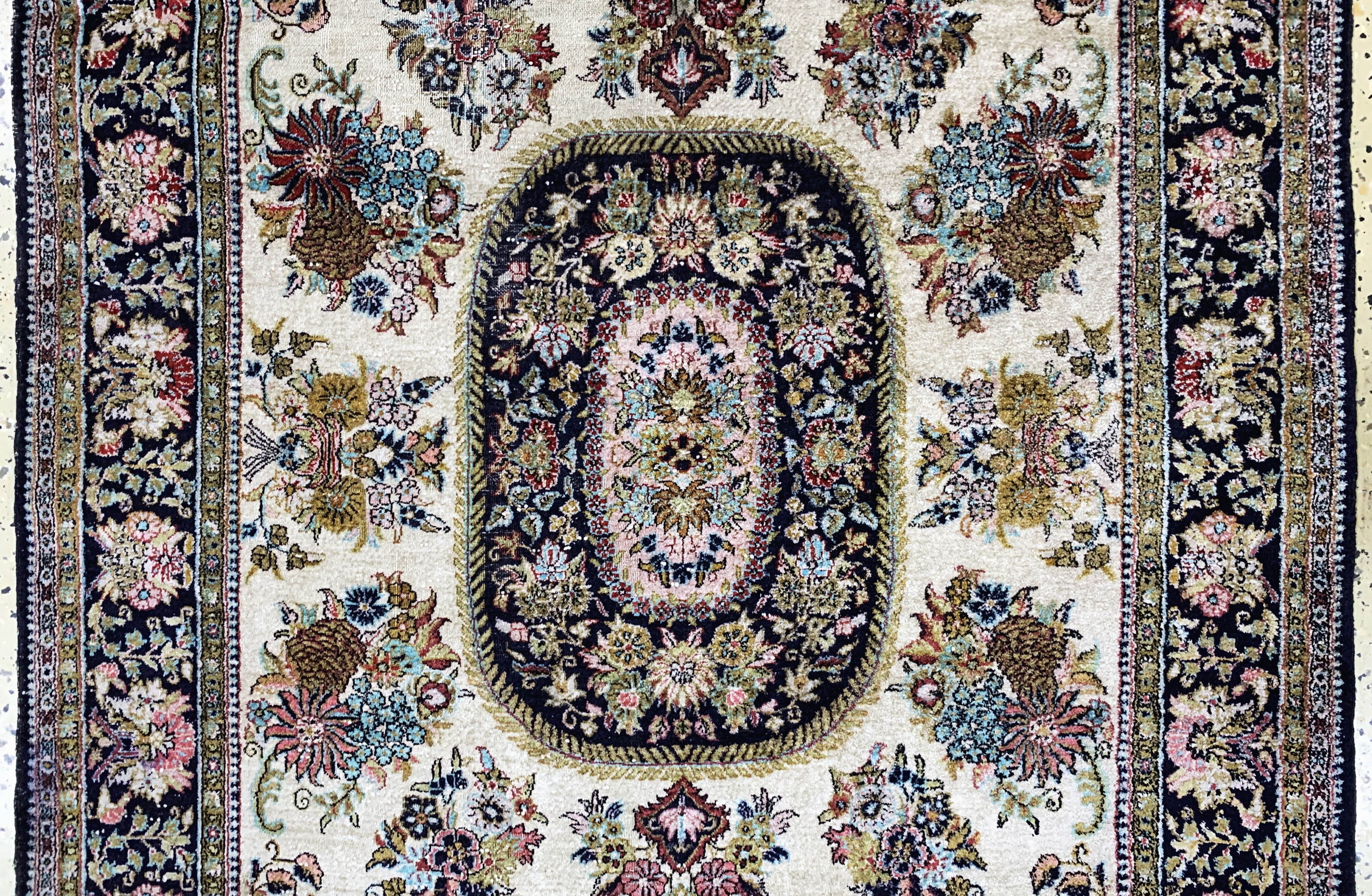 Detail b: Ghom Seide, Persien, Mitte 20.Jhd, reine Naturseide, ca. 165 x 110 cm, verfärbt, EHZ: 3