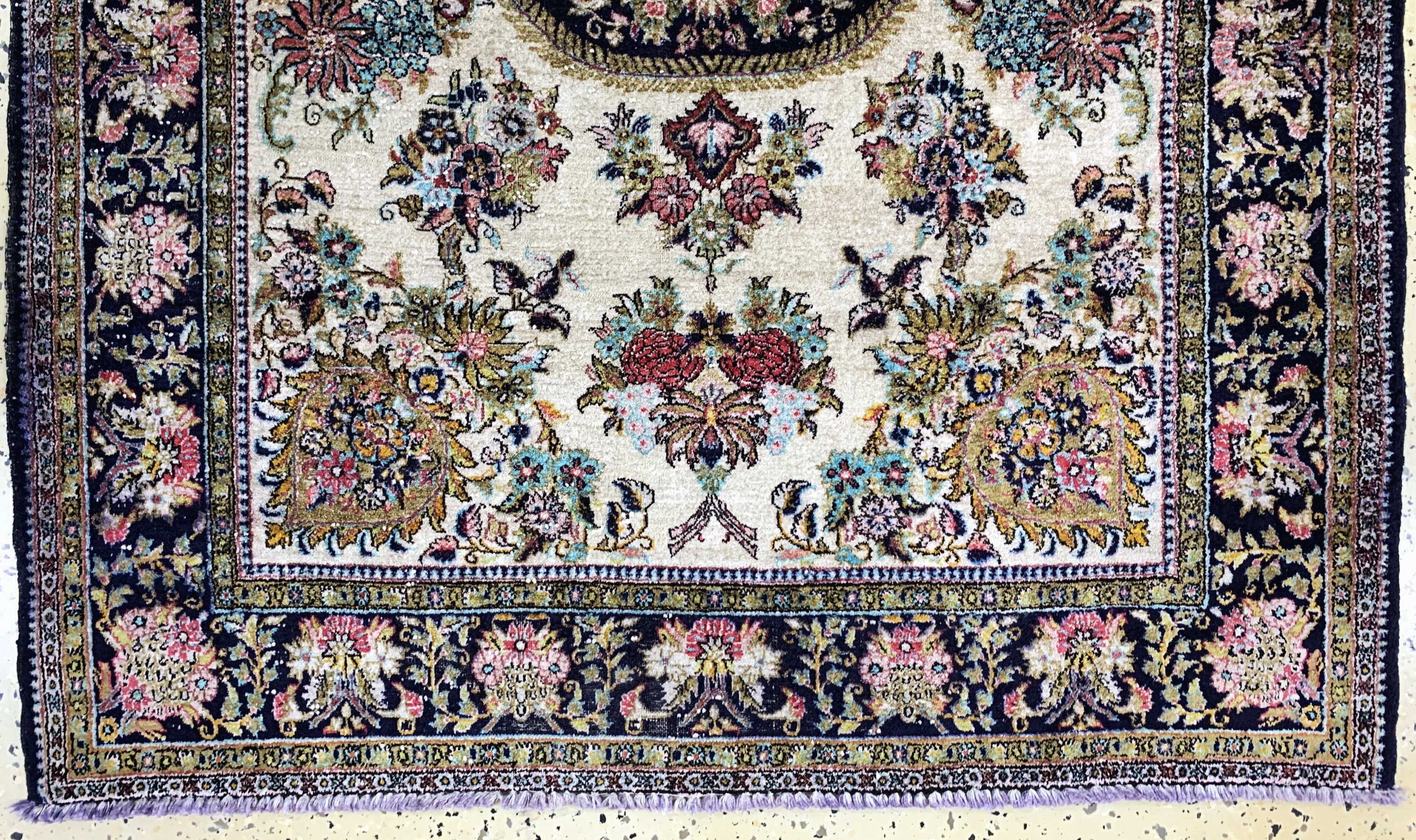 Detail c: Ghom Seide, Persien, Mitte 20.Jhd, reine Naturseide, ca. 165 x 110 cm, verfärbt, EHZ: 3