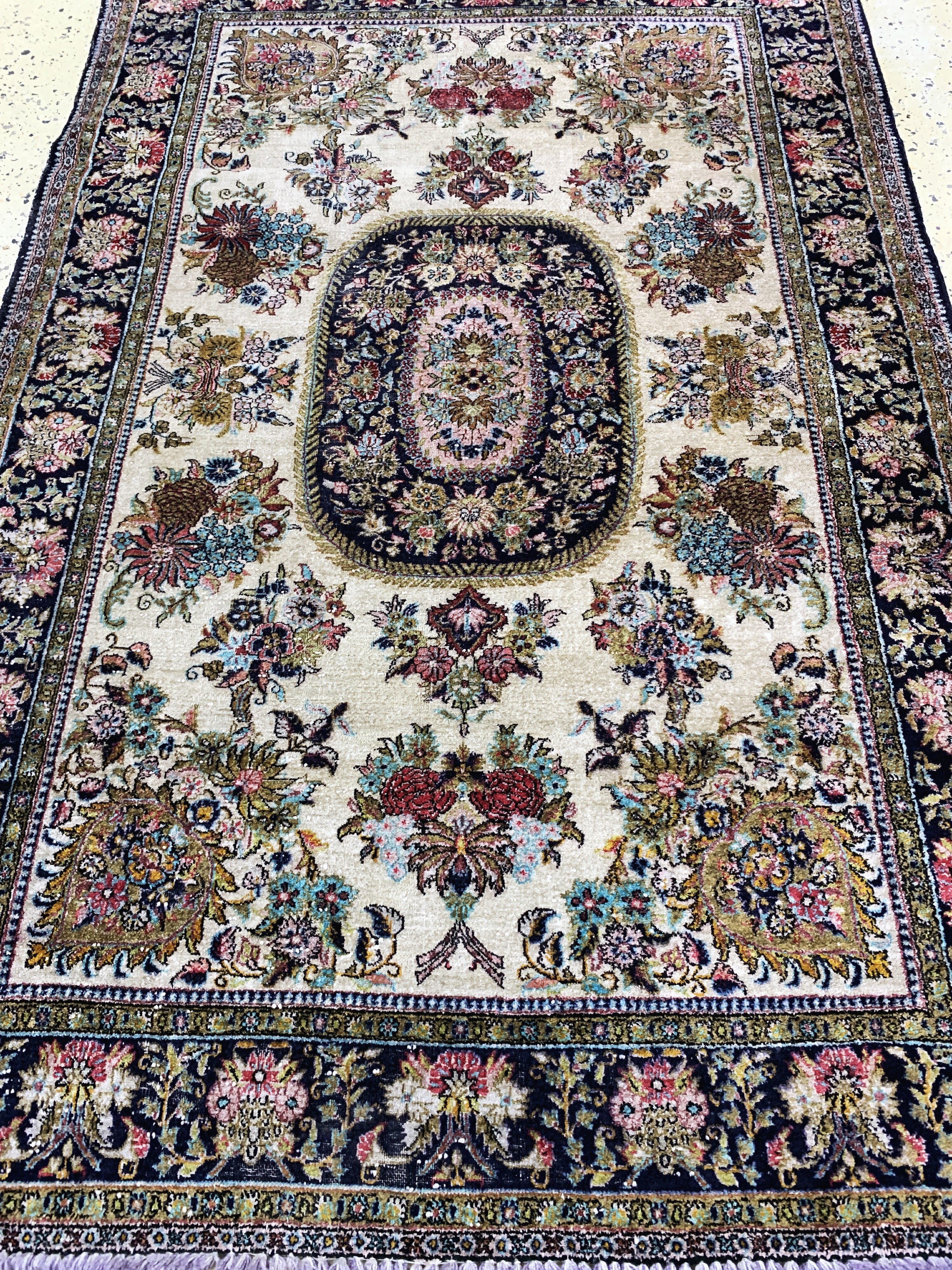 Detail d: Ghom Seide, Persien, Mitte 20.Jhd, reine Naturseide, ca. 165 x 110 cm, verfärbt, EHZ: 3