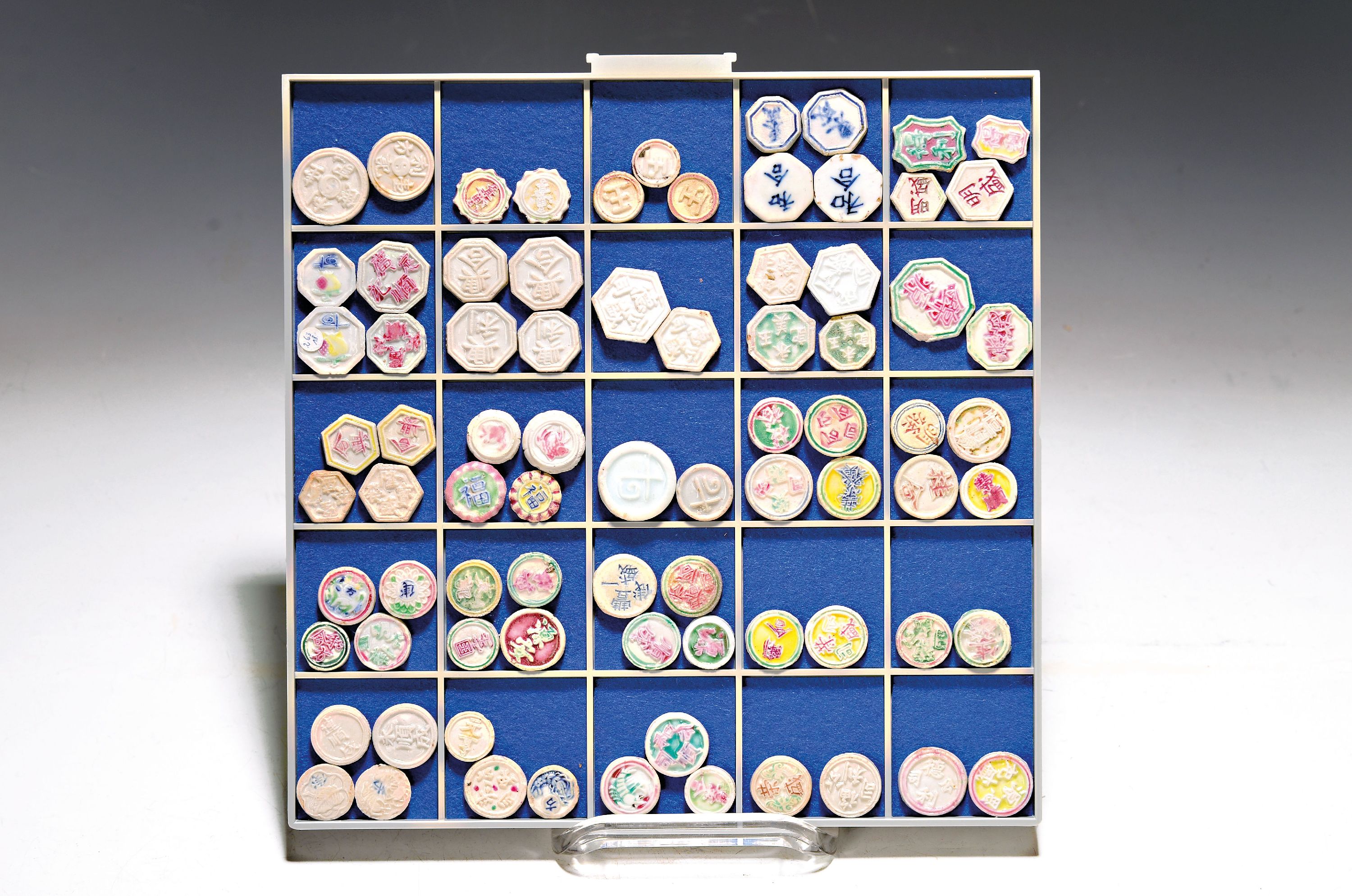 Image 27011213 - 79 Token/Spielsteine/Jetons, Asien , Keramik/Porzellan, teilweise mit Schriftzeichen, ...