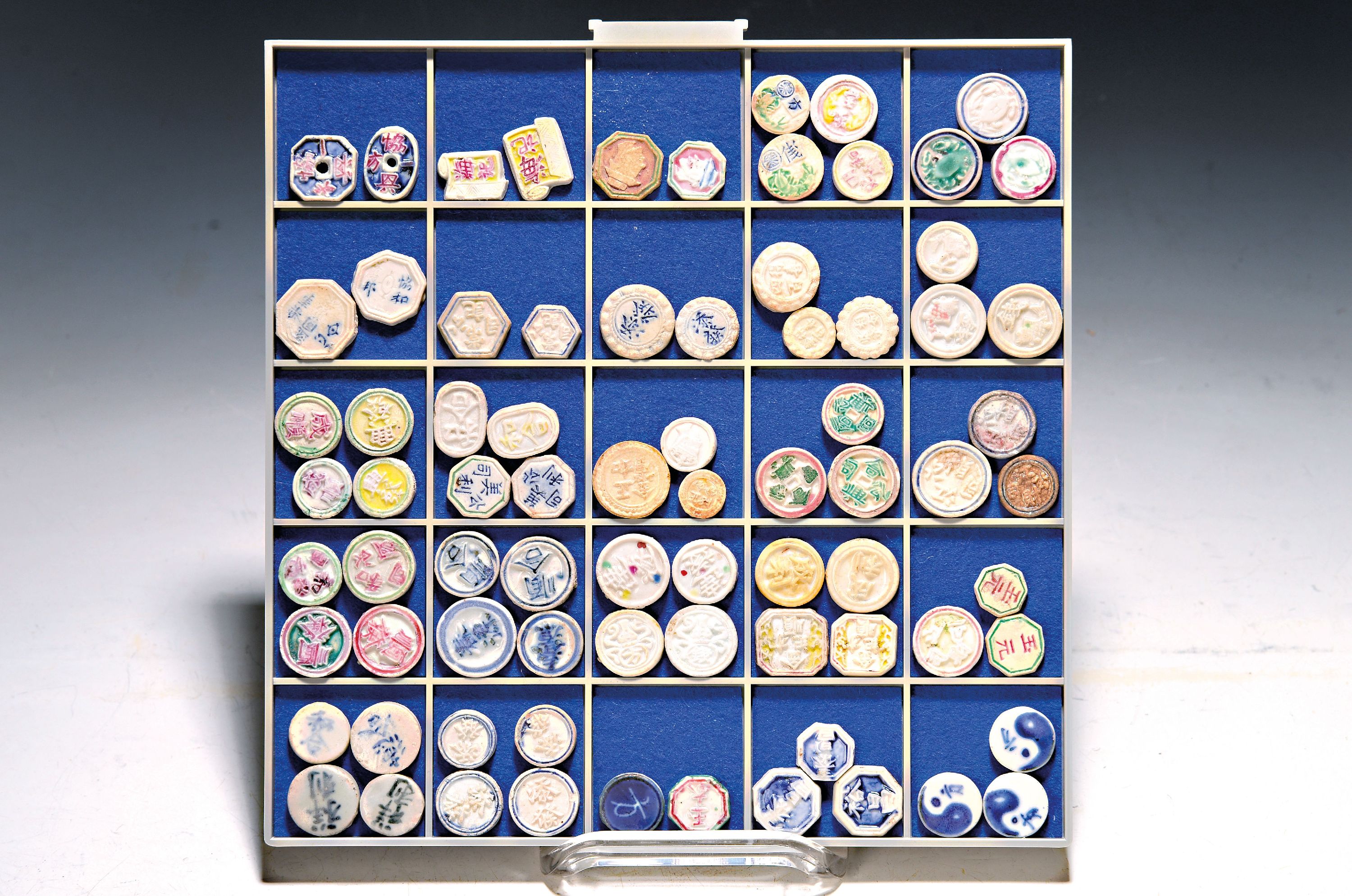 Image 27011218 - 77 Token/Spielsteine/Jetons, Asien , Keramik/Porzellan, teilweise mit Schriftzeichen, ...