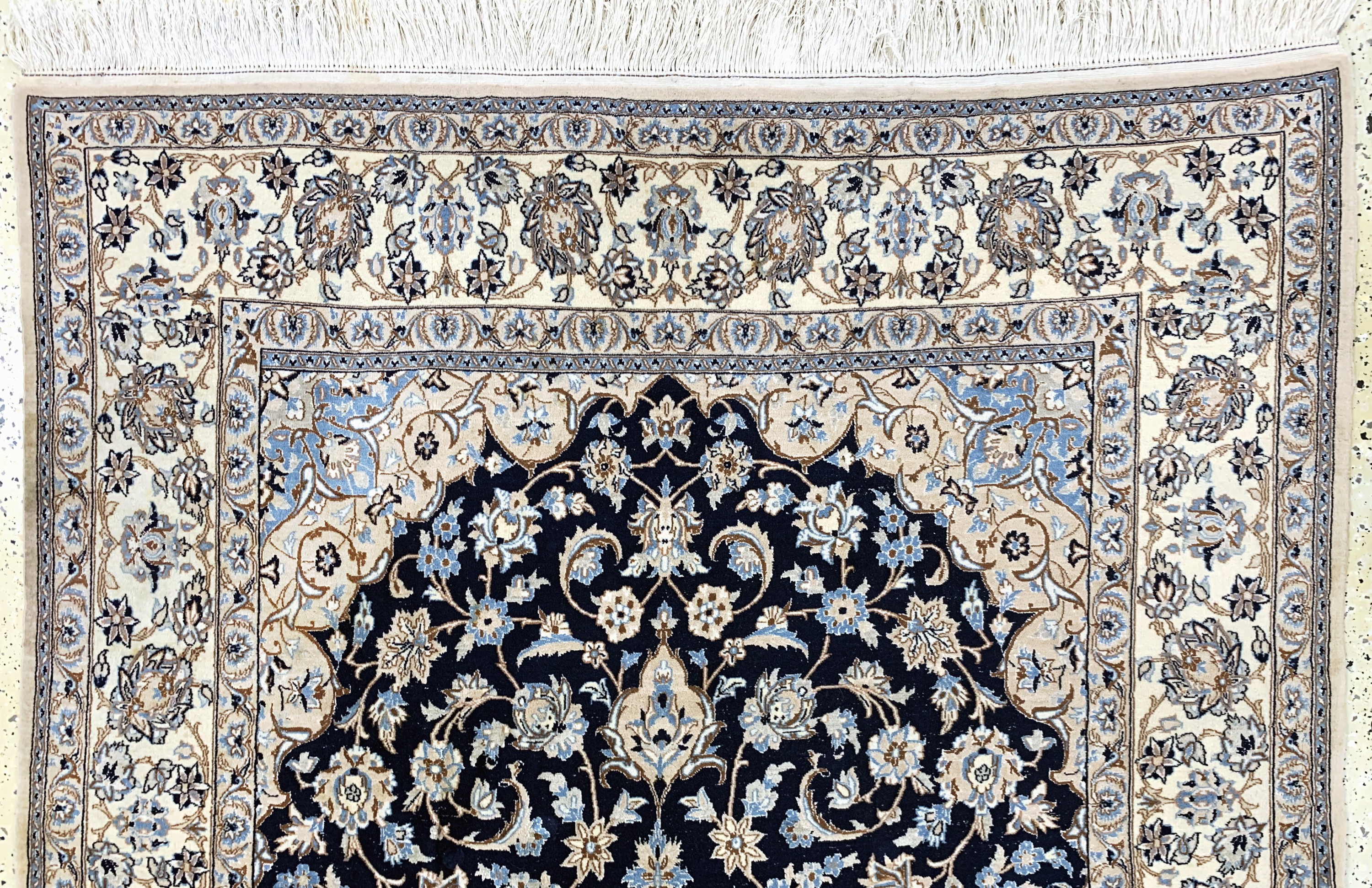 Detail a: Nain fein(9 La), Persien, Mitte 20.Jhd, Korkwolle mit Seide, ca. 265 x 170 cm, ca. 500.000 Kn/qm, Reinigungsbedürftig, EHZ: 2