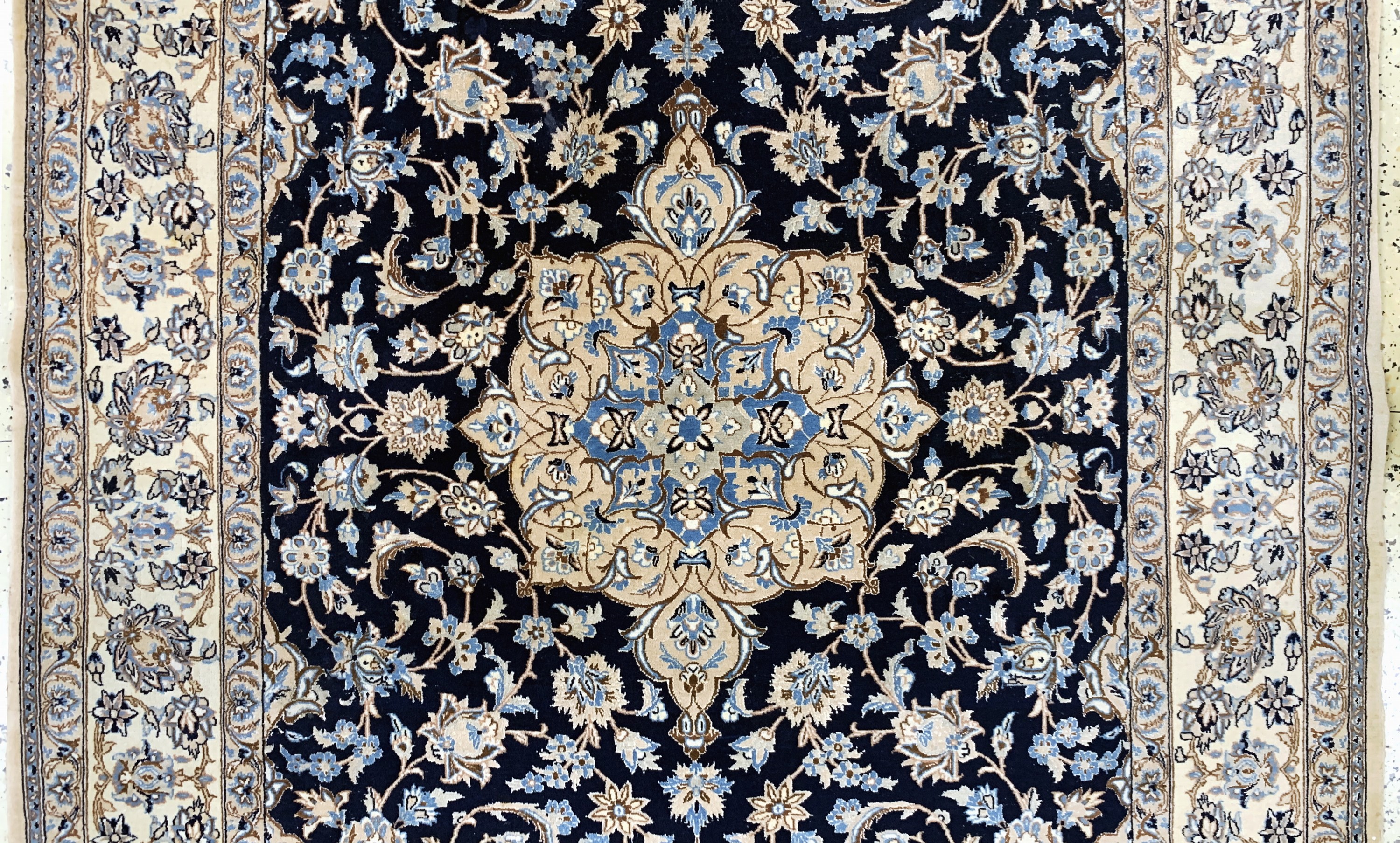 Detail b: Nain fein(9 La), Persien, Mitte 20.Jhd, Korkwolle mit Seide, ca. 265 x 170 cm, ca. 500.000 Kn/qm, Reinigungsbedürftig, EHZ: 2