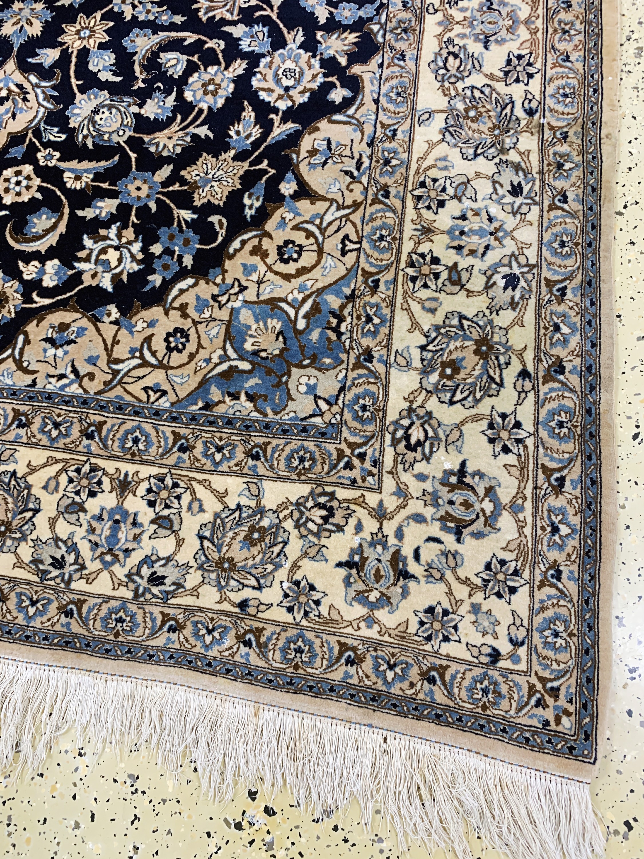 Detail c: Nain fein(9 La), Persien, Mitte 20.Jhd, Korkwolle mit Seide, ca. 265 x 170 cm, ca. 500.000 Kn/qm, Reinigungsbedürftig, EHZ: 2