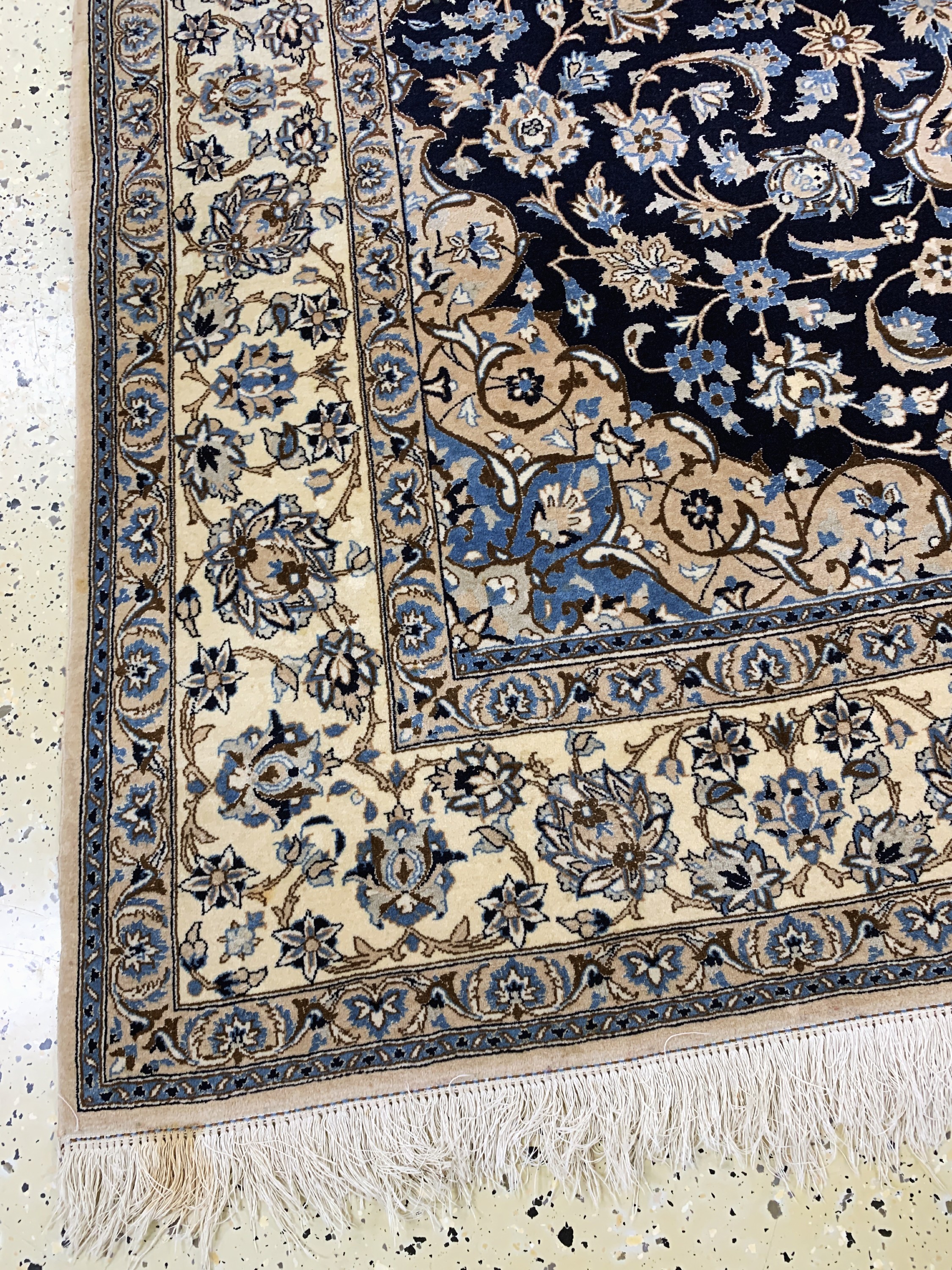 Detail d: Nain fein(9 La), Persien, Mitte 20.Jhd, Korkwolle mit Seide, ca. 265 x 170 cm, ca. 500.000 Kn/qm, Reinigungsbedürftig, EHZ: 2