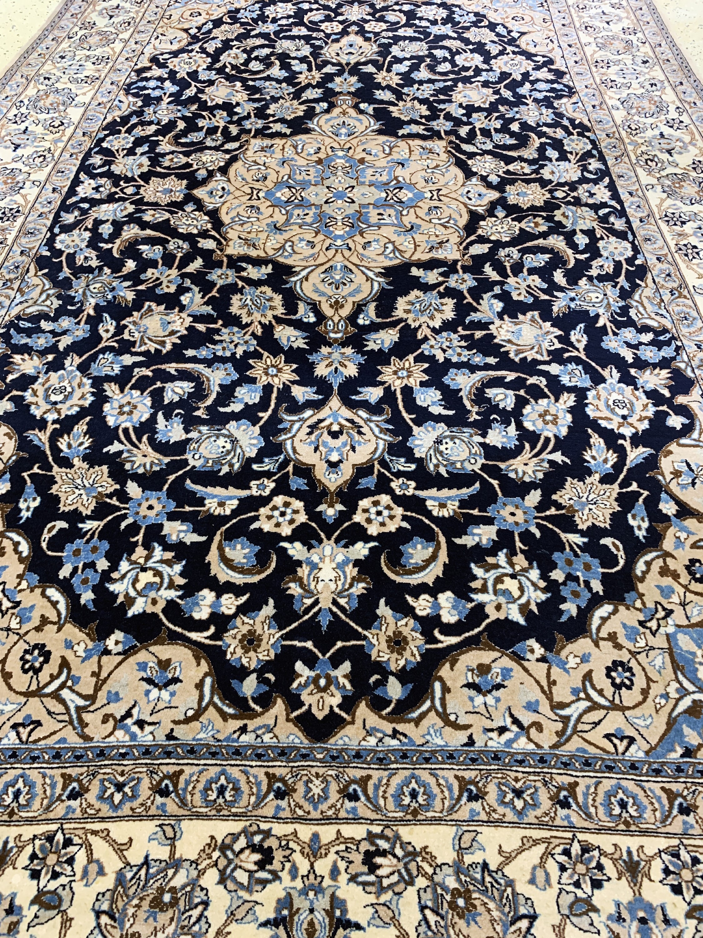 Detail e: Nain fein(9 La), Persien, Mitte 20.Jhd, Korkwolle mit Seide, ca. 265 x 170 cm, ca. 500.000 Kn/qm, Reinigungsbedürftig, EHZ: 2