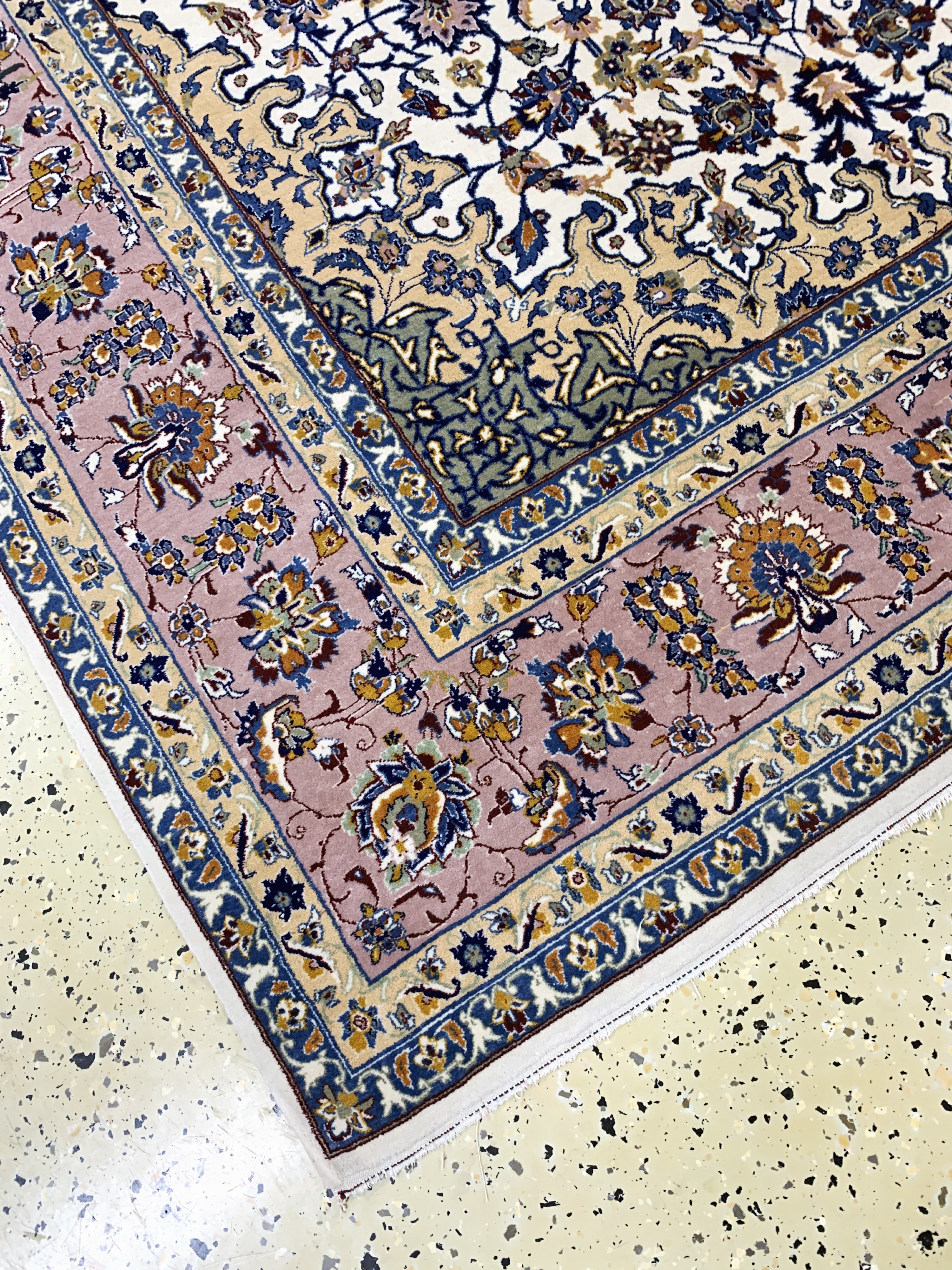 Detail b: Esfahan fein, Persien, Mitte 20.Jhd, Korkwolle auf Seide, ca. 244 x 154 cm, EHZ: 2