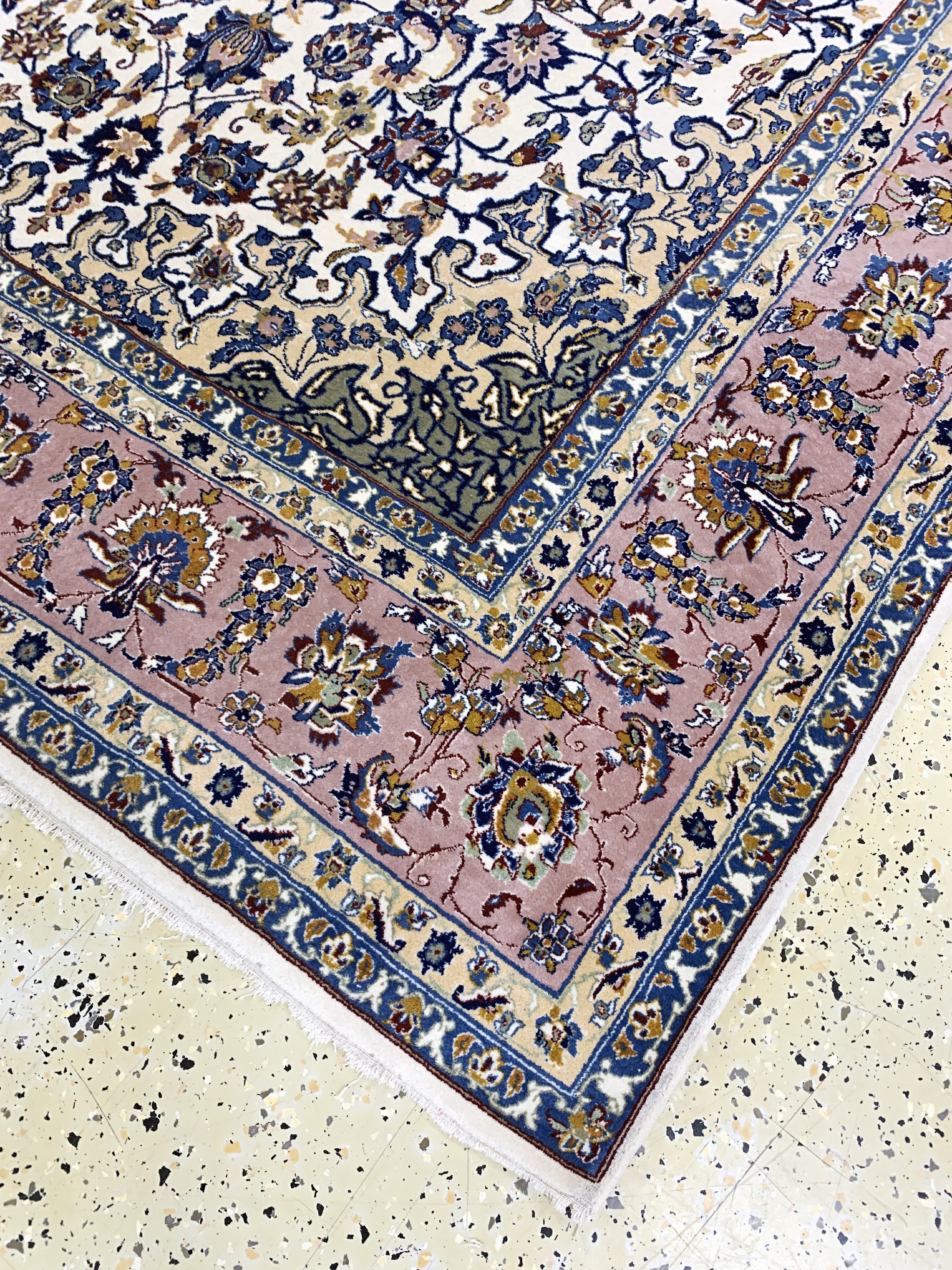 Detail d: Esfahan fein, Persien, Mitte 20.Jhd, Korkwolle auf Seide, ca. 244 x 154 cm, EHZ: 2