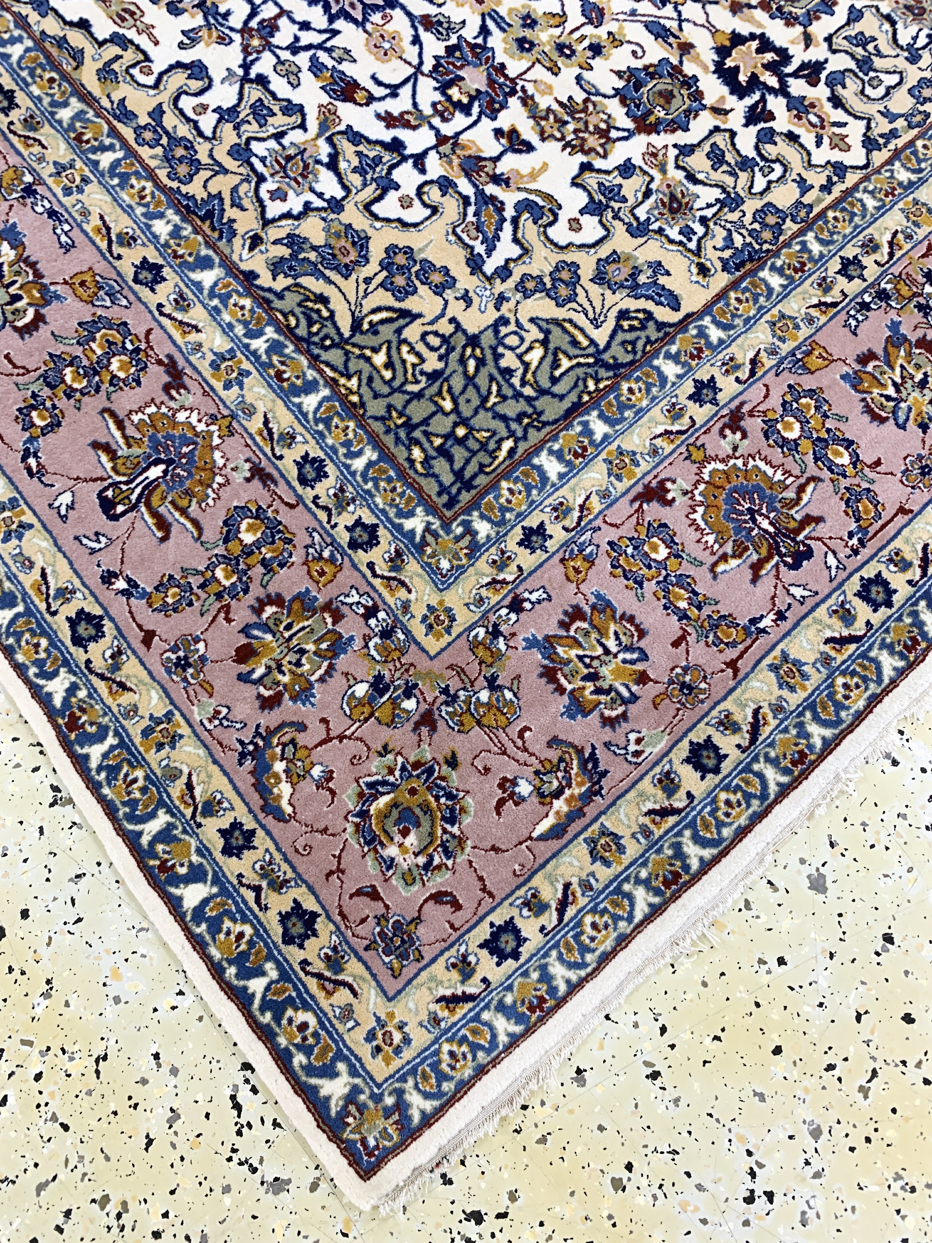 Detail e: Esfahan fein, Persien, Mitte 20.Jhd, Korkwolle auf Seide, ca. 244 x 154 cm, EHZ: 2