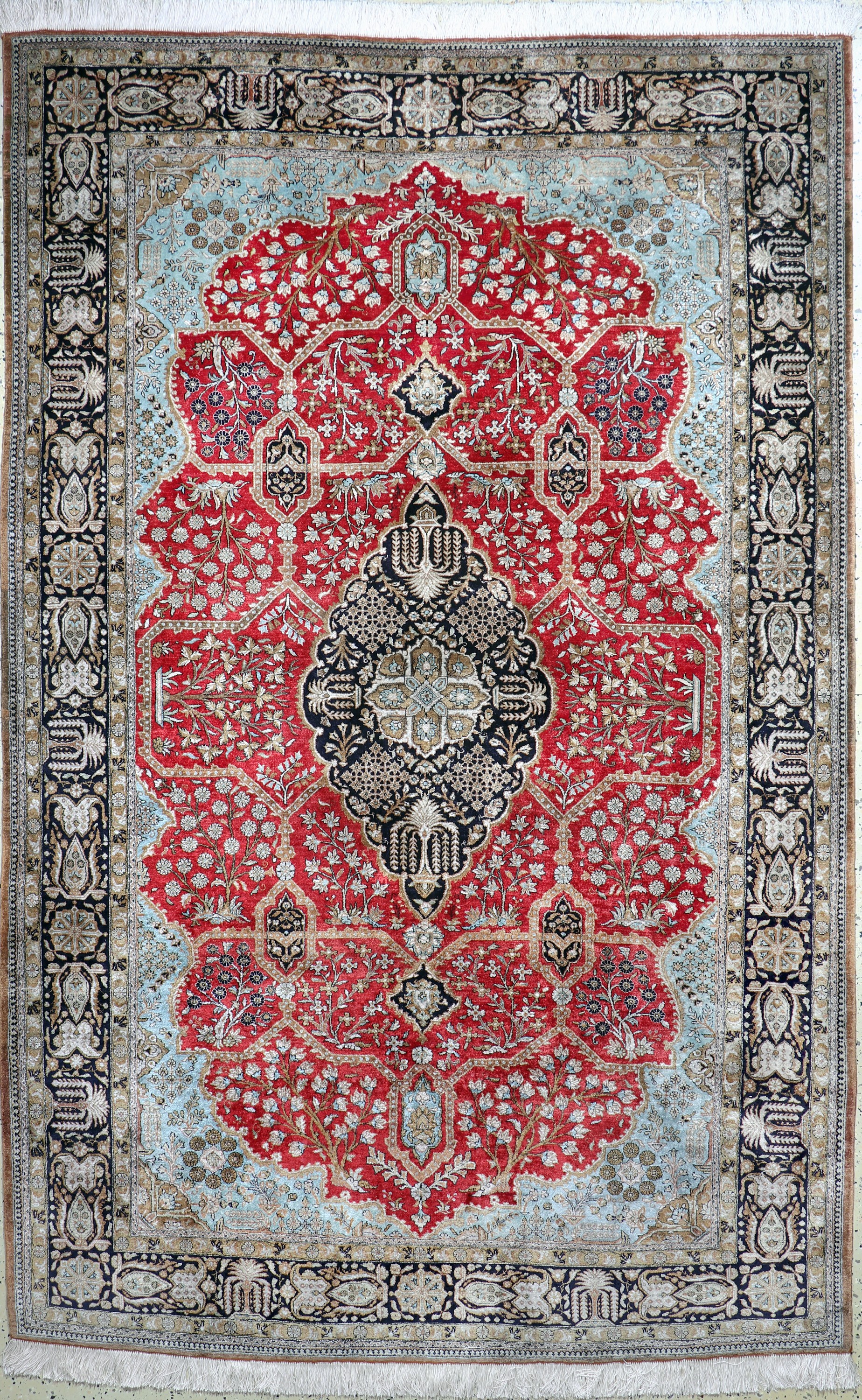 Ghom Seide, Persien, Mitte 20.Jhd, reine Naturseide, ca. 283 x 185 cm, EHZ: 2(Fransen erneuert).