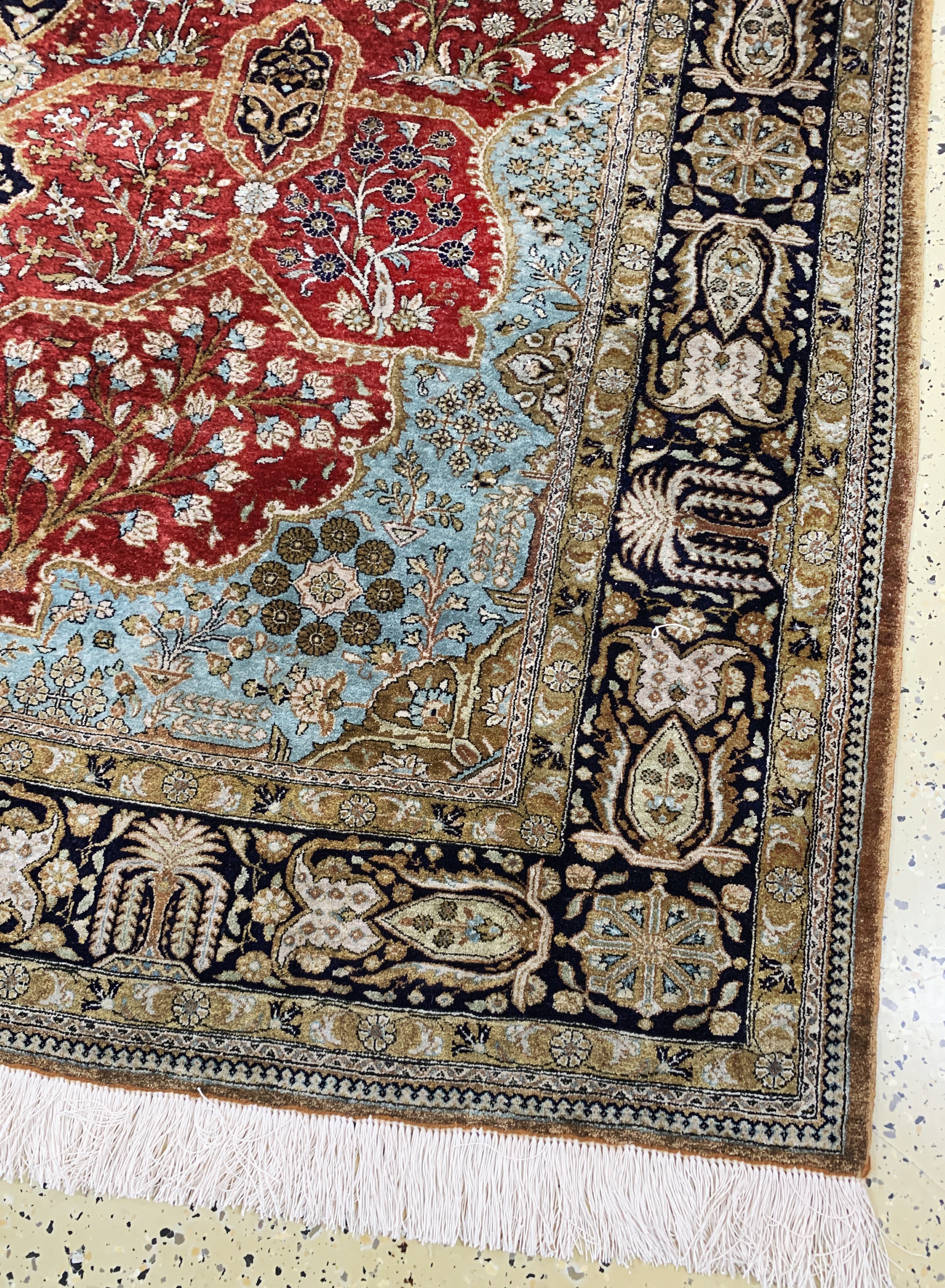 Detail a: Ghom Seide, Persien, Mitte 20.Jhd, reine Naturseide, ca. 283 x 185 cm, EHZ: 2(Fransen erneuert).