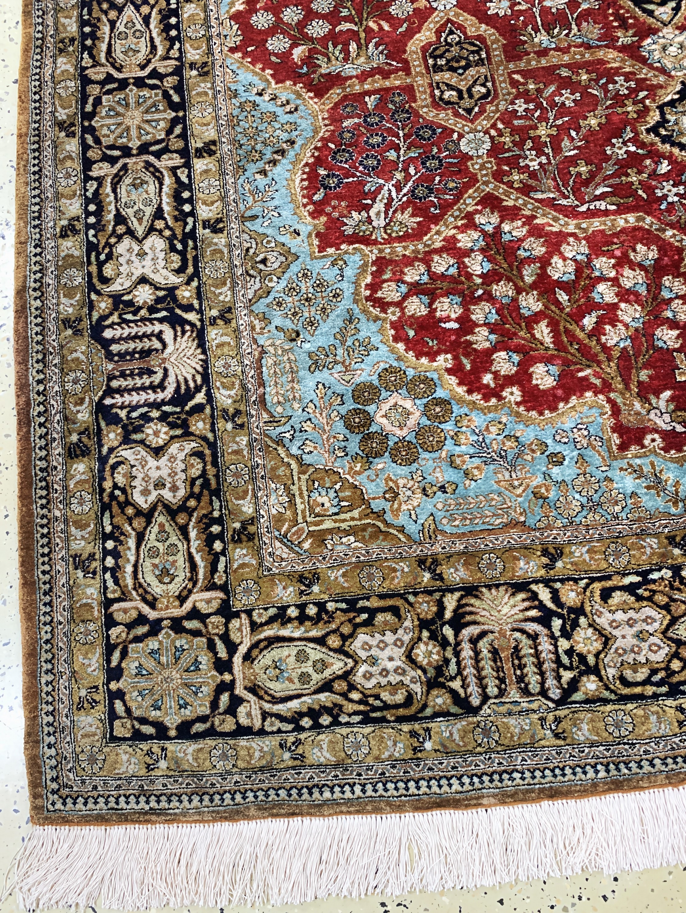 Detail b: Ghom Seide, Persien, Mitte 20.Jhd, reine Naturseide, ca. 283 x 185 cm, EHZ: 2(Fransen erneuert).