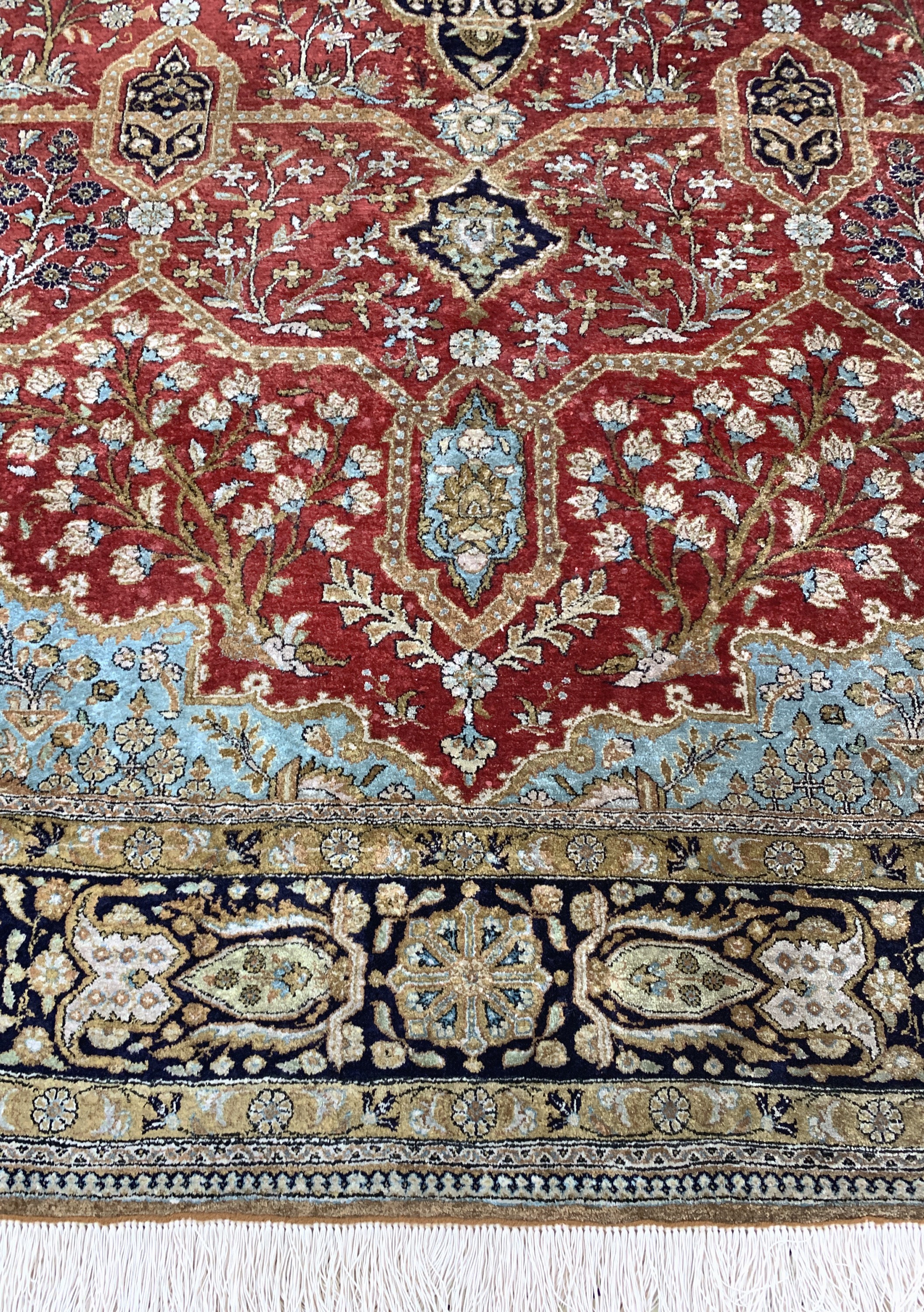 Detail c: Ghom Seide, Persien, Mitte 20.Jhd, reine Naturseide, ca. 283 x 185 cm, EHZ: 2(Fransen erneuert).