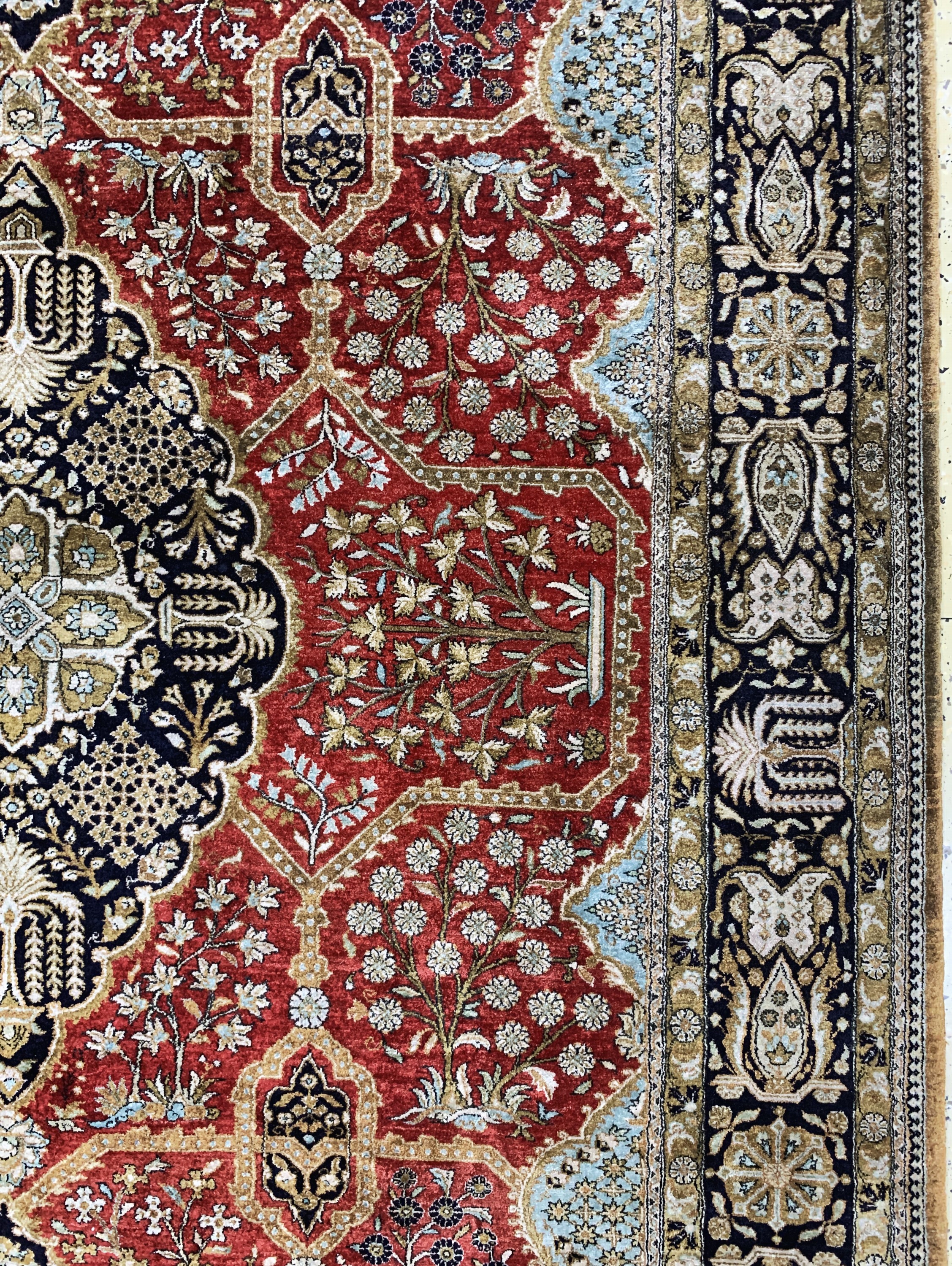 Detail e: Ghom Seide, Persien, Mitte 20.Jhd, reine Naturseide, ca. 283 x 185 cm, EHZ: 2(Fransen erneuert).