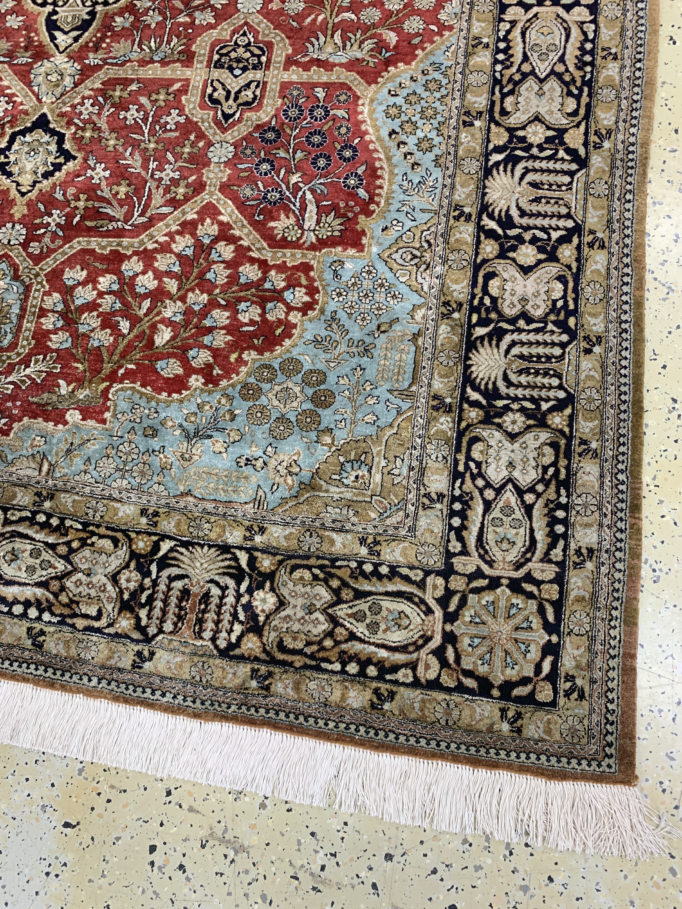 Detail f: Ghom Seide, Persien, Mitte 20.Jhd, reine Naturseide, ca. 283 x 185 cm, EHZ: 2(Fransen erneuert).