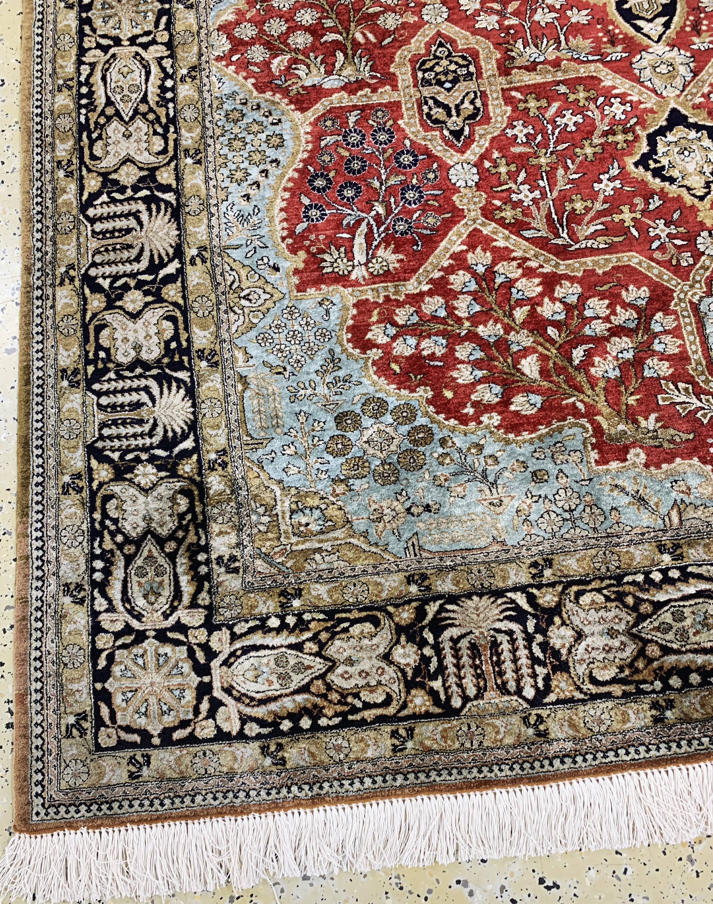 Detail g: Ghom Seide, Persien, Mitte 20.Jhd, reine Naturseide, ca. 283 x 185 cm, EHZ: 2(Fransen erneuert).