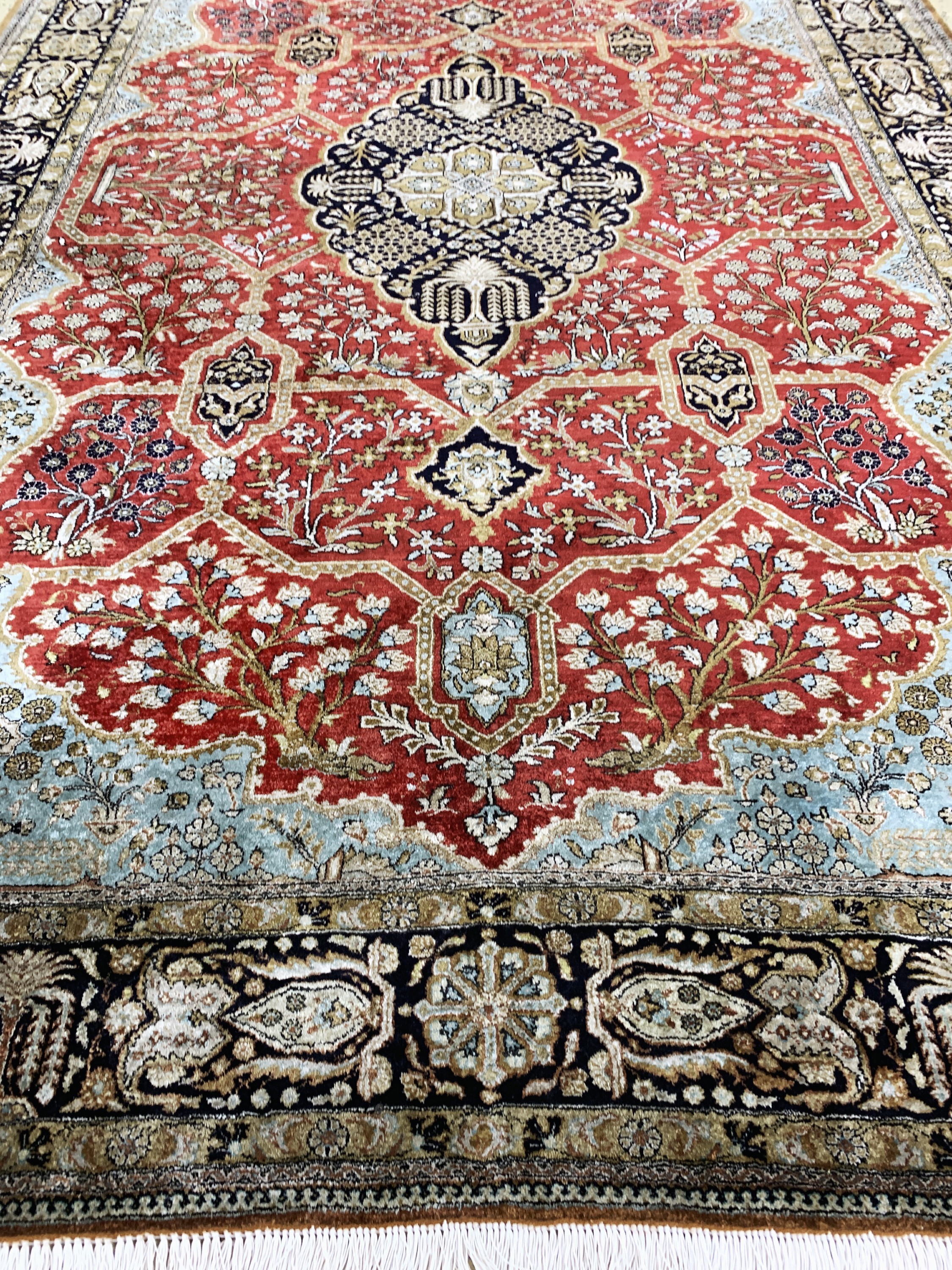 Detail h: Ghom Seide, Persien, Mitte 20.Jhd, reine Naturseide, ca. 283 x 185 cm, EHZ: 2(Fransen erneuert).