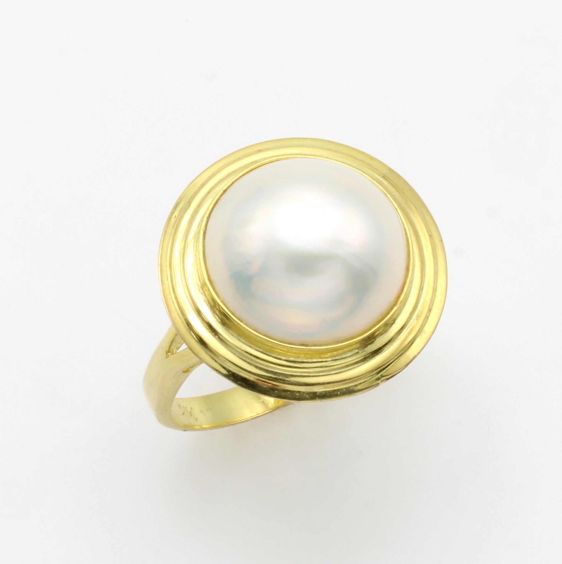 Image 27011269 - Ring mit Mabeperle, GG 585/000, breiter geriefter Rand, RW ca. 56 Schätzpreis: 900, - ...