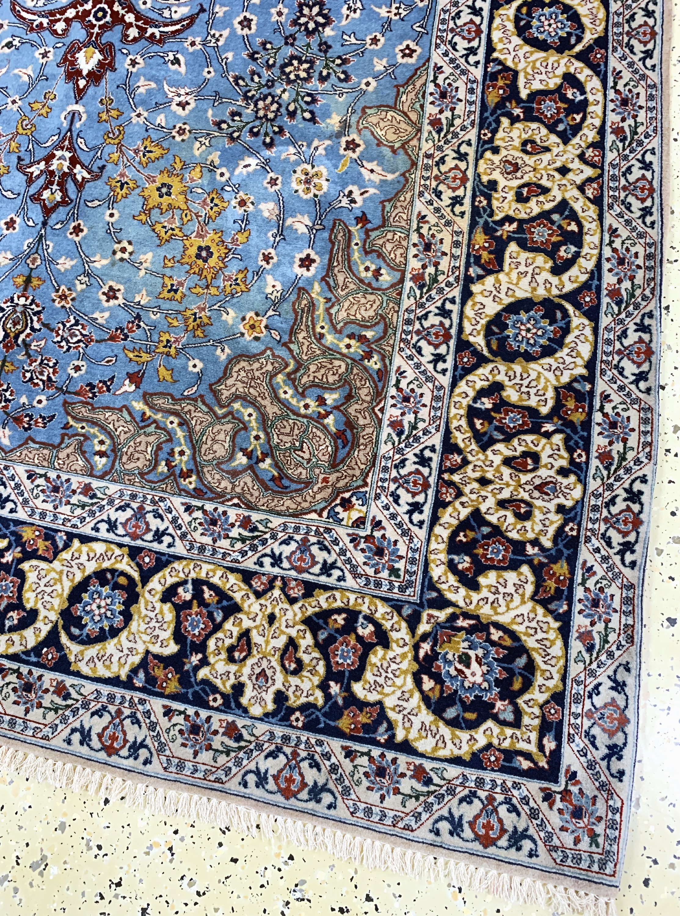 Detail a: Esfahan fein, Persien, Anfang 20.Jhd, Korkwolle mit und auf Seide, ca. 230 x 150 cm,Reinigungsbedürftig, EHZ: 2, (5 cm Riss am Rand)
